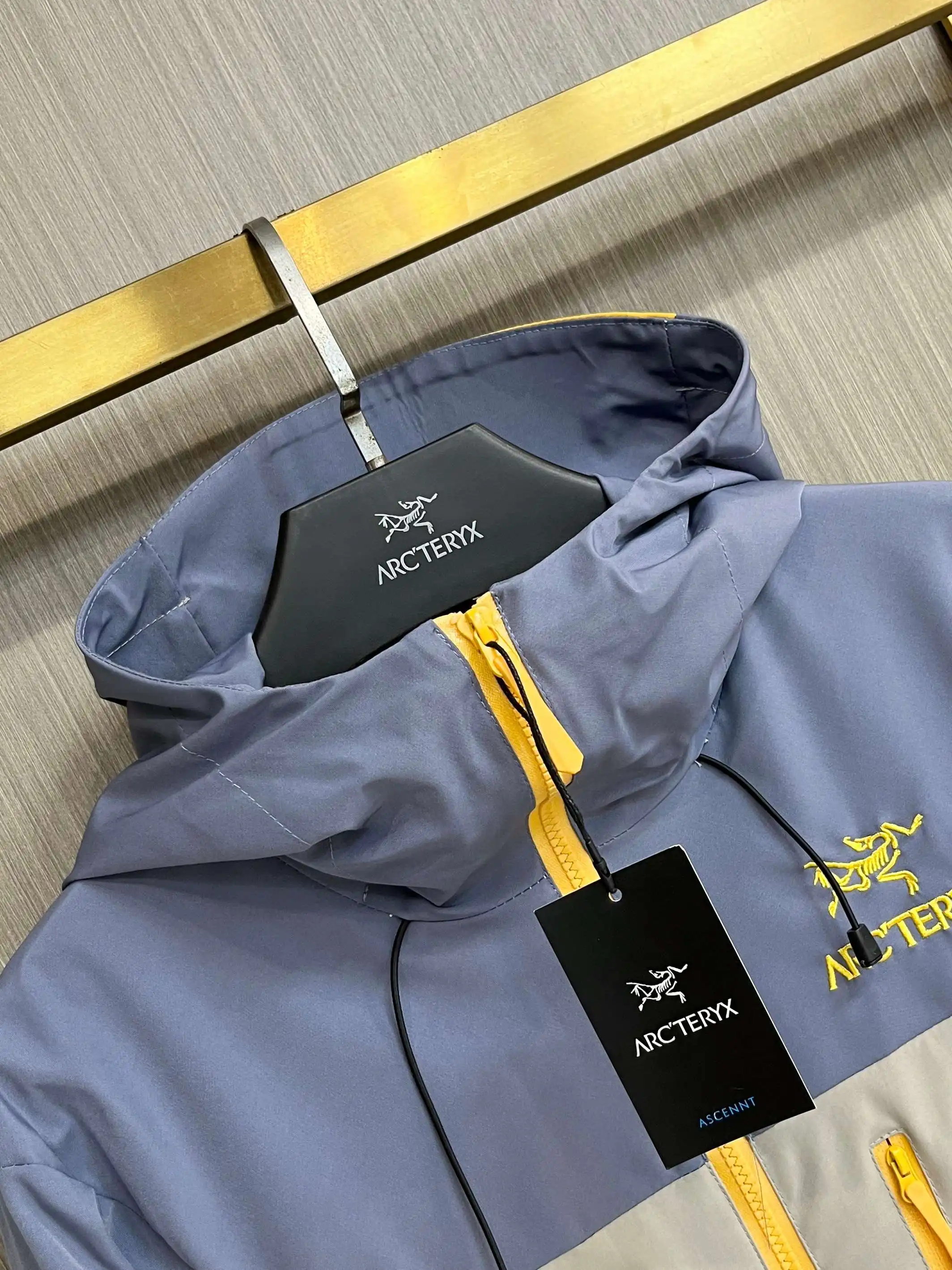 Two-Tone Hooded Technical Shell Jacket D38014361 — view 3
