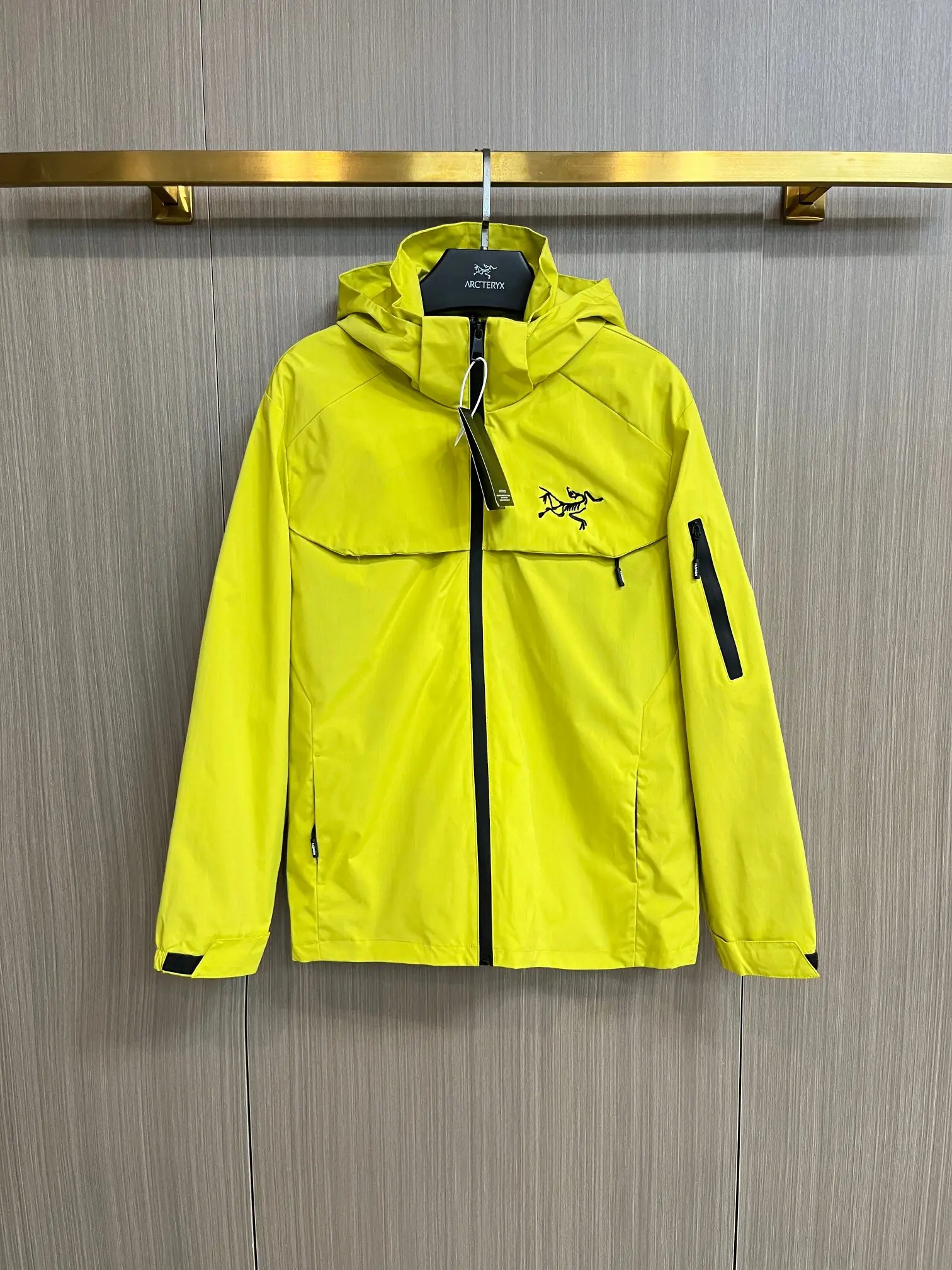 Hooded Technical Shell Jacket D38014313