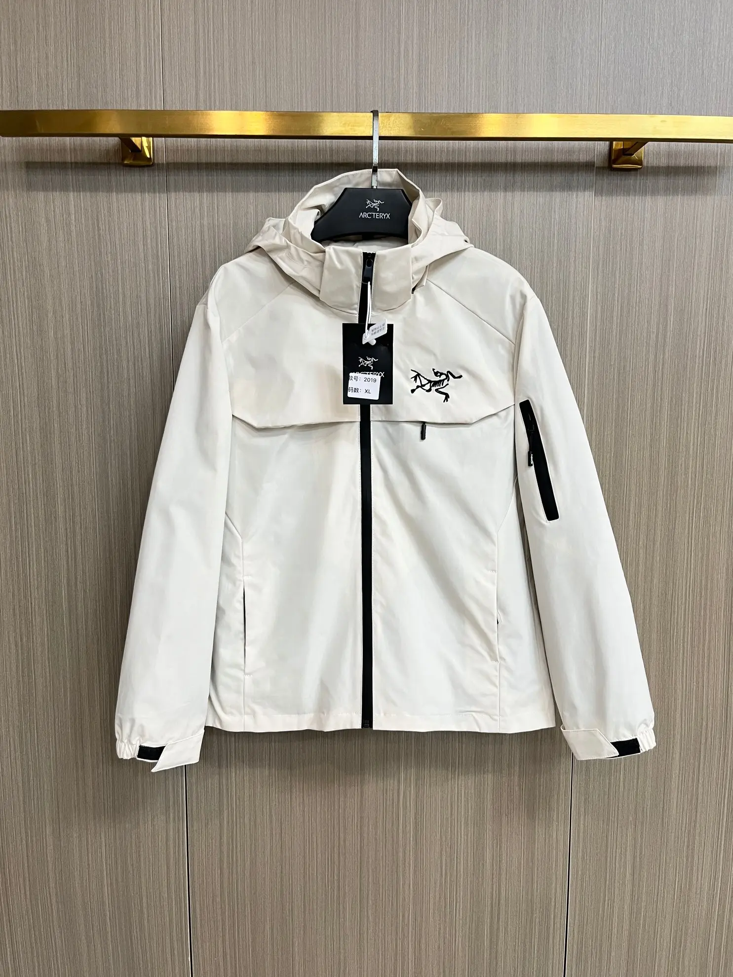 Hooded Technical Shell Jacket D38014309