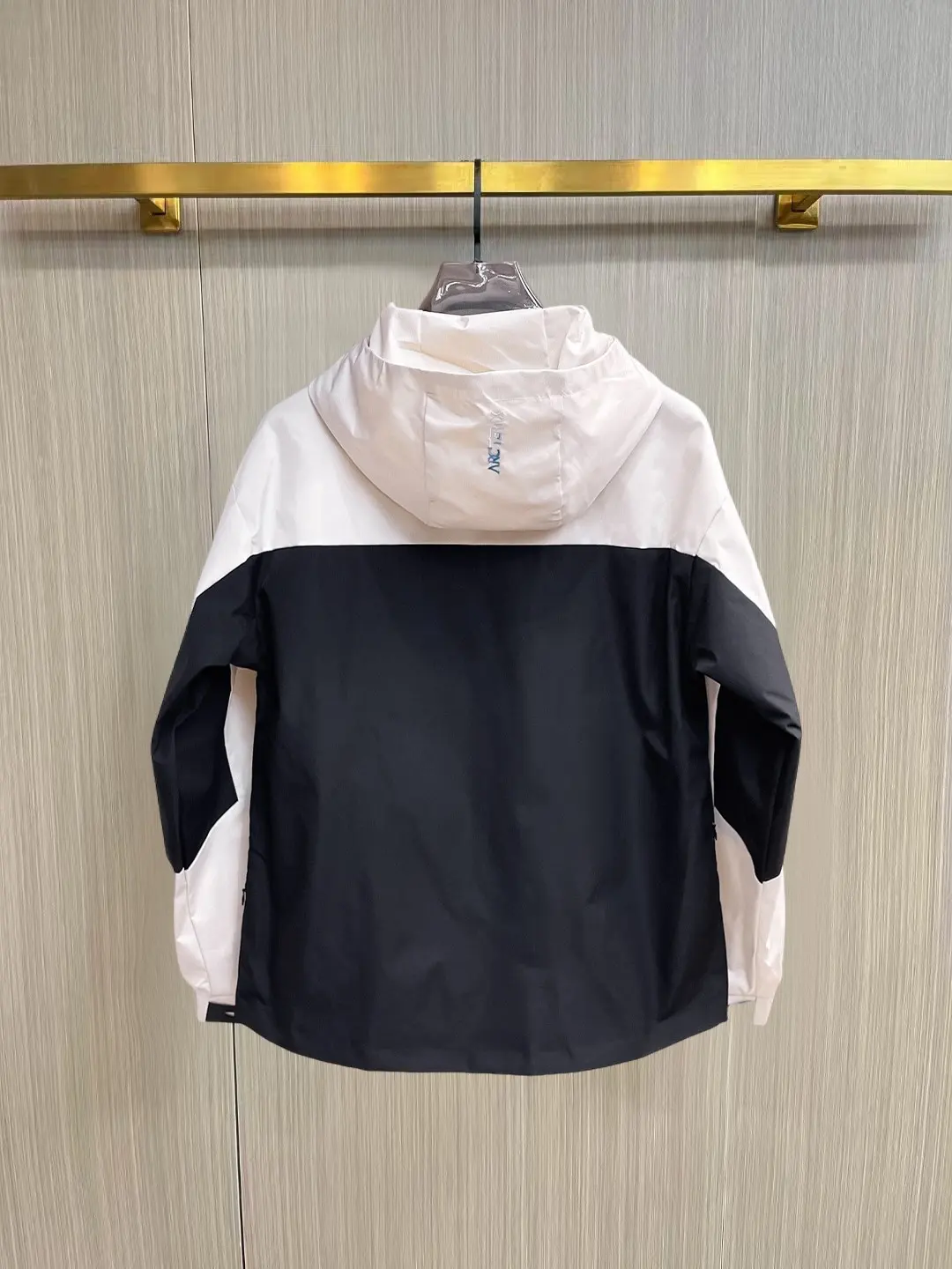 Two-Tone Hooded Shell Jacket D38014465 — view 2