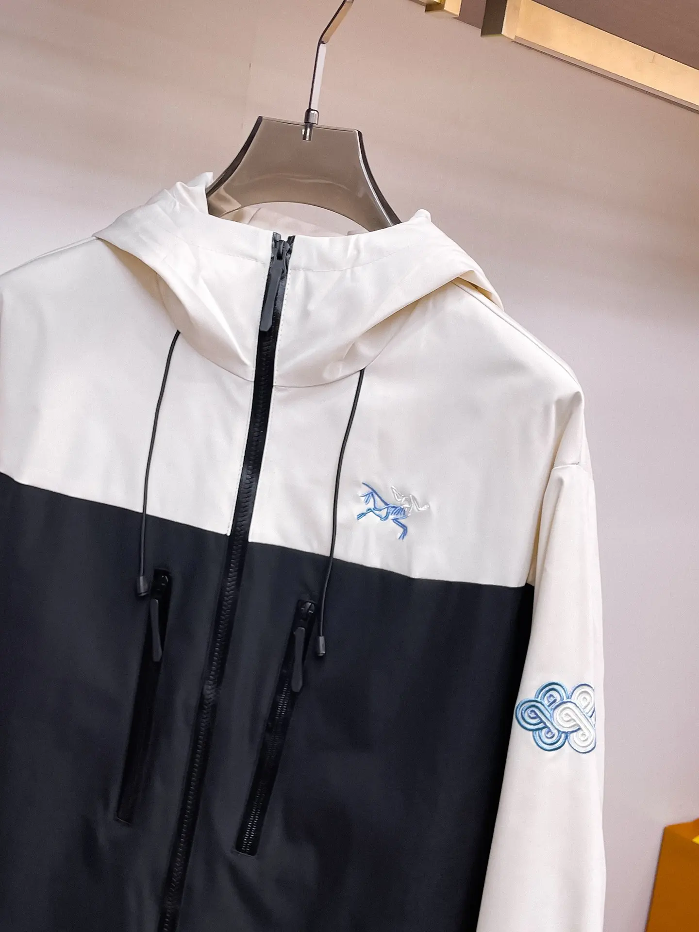 Two-Tone Hooded Shell Jacket D38014465 — view 4