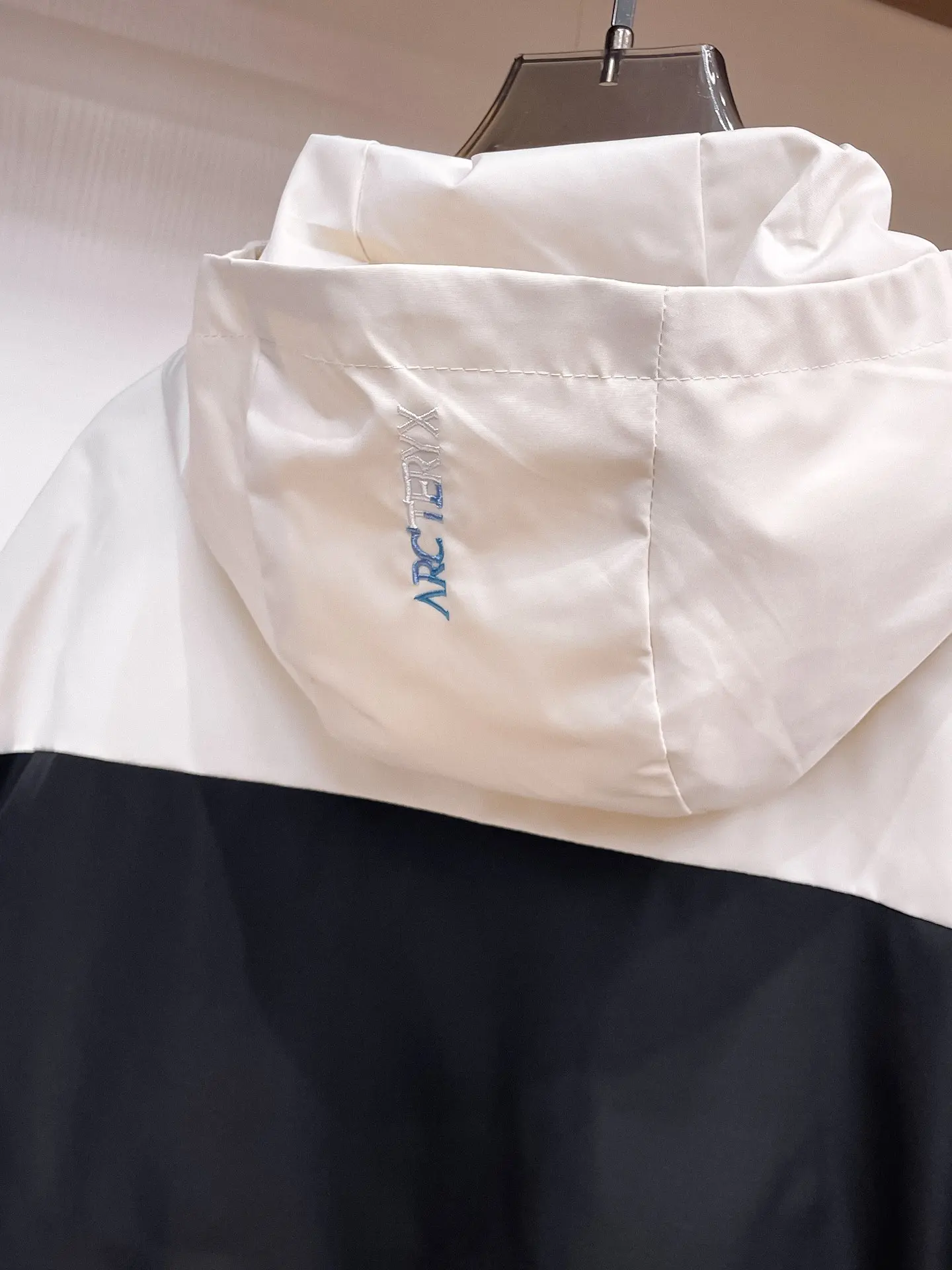 Two-Tone Hooded Shell Jacket D38014465 — view 5