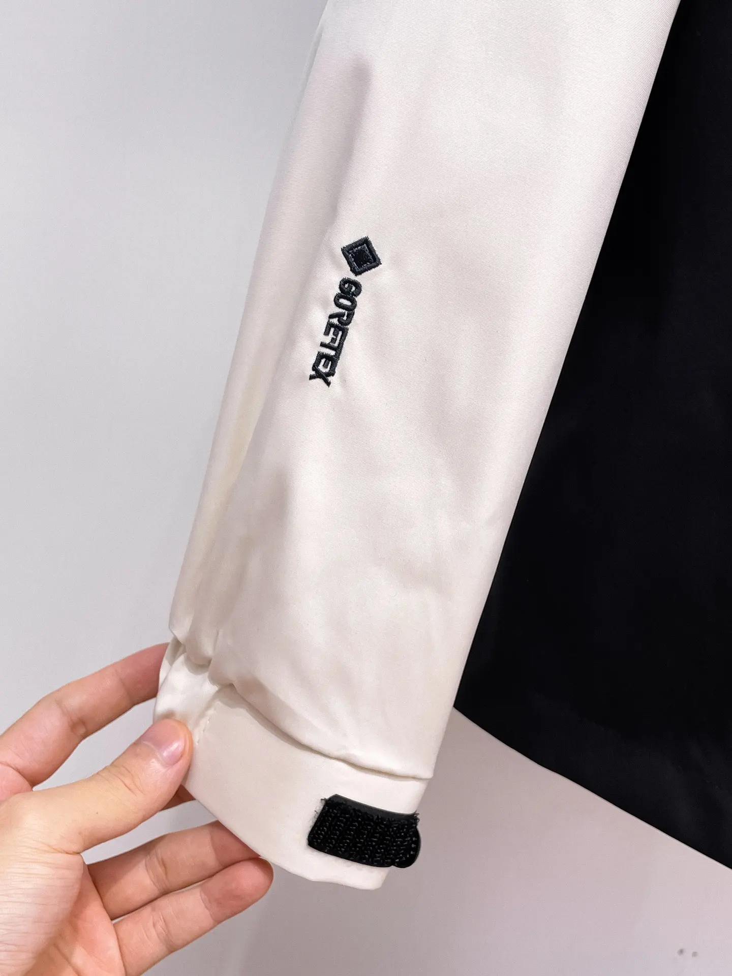 Two-Tone Hooded Shell Jacket D38014465 — view 11