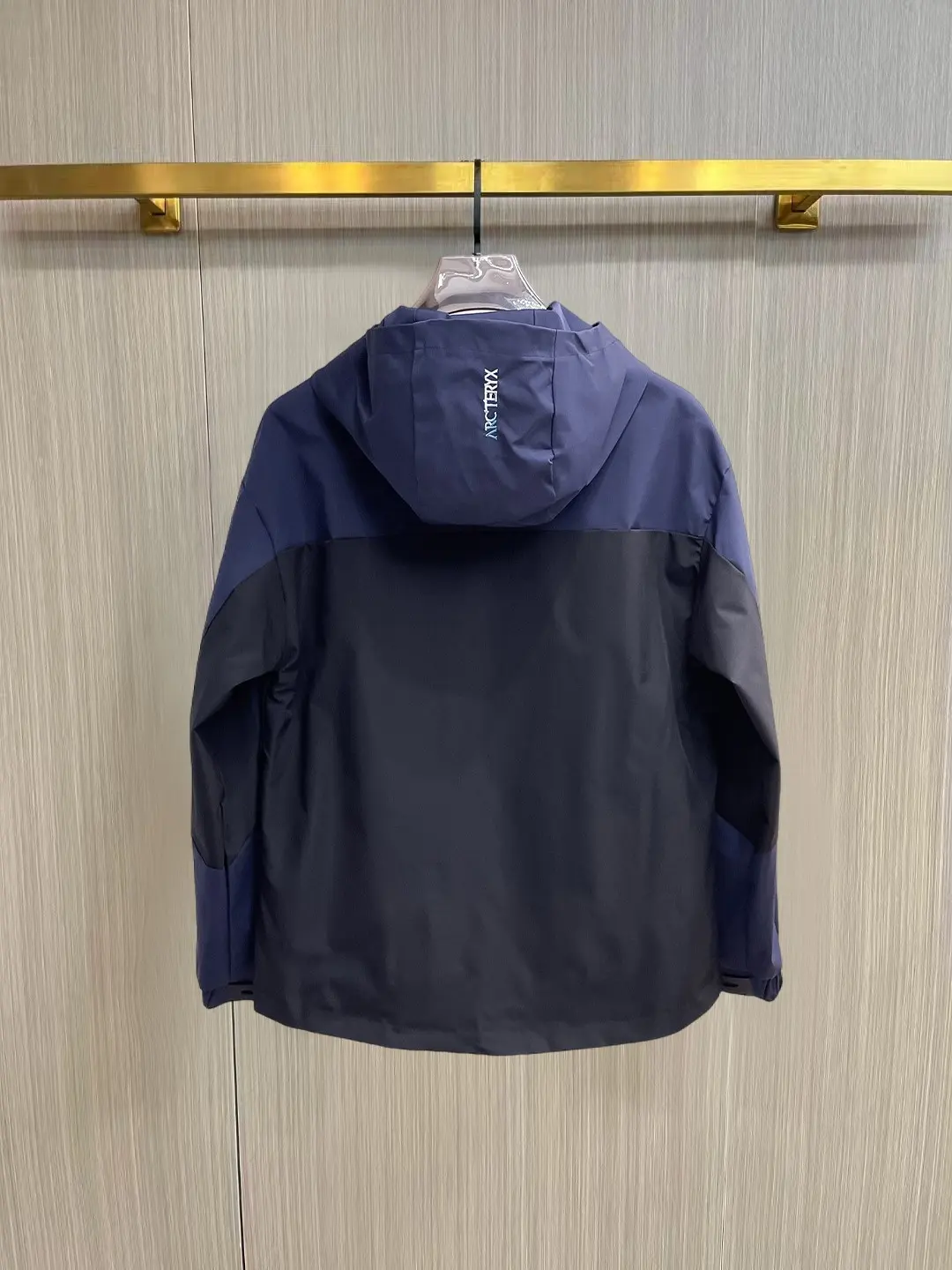 Arc'teryx Two-Tone Hooded Shell Jacket D38014463 — view 2