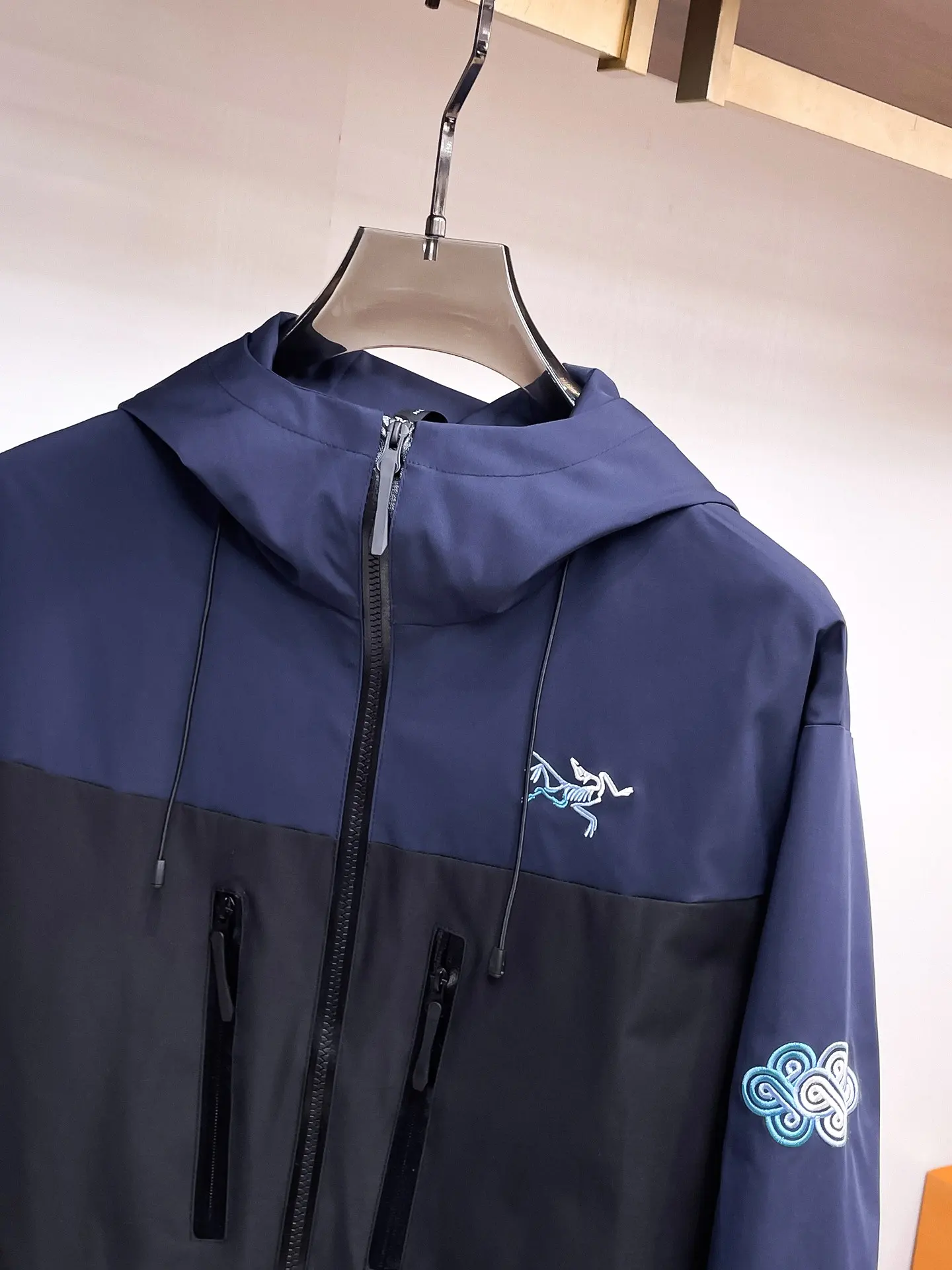 Arc'teryx Two-Tone Hooded Shell Jacket D38014463 — view 4