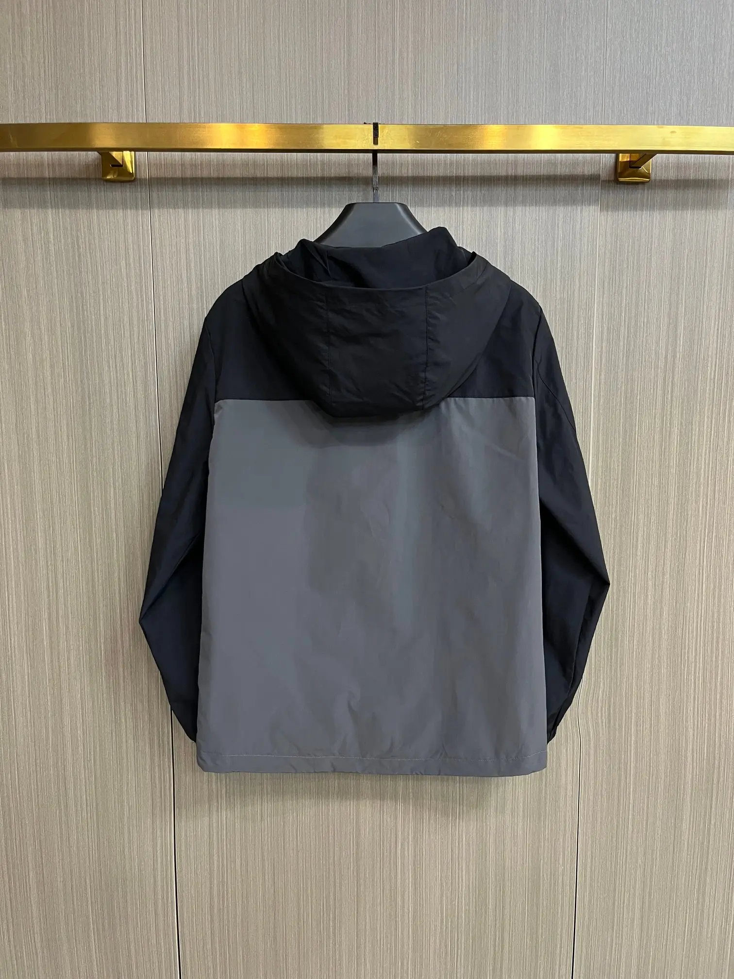 Two-Tone Hooded Windbreaker Jacket D38014369 — view 2