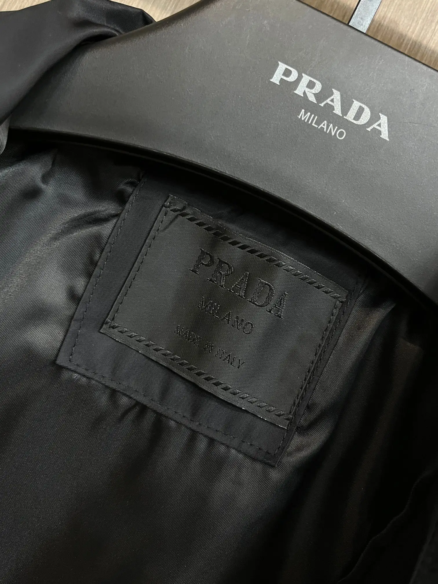 Logo-Plaque Re-Nylon Zip-Up Jacket D38014397 — view 4