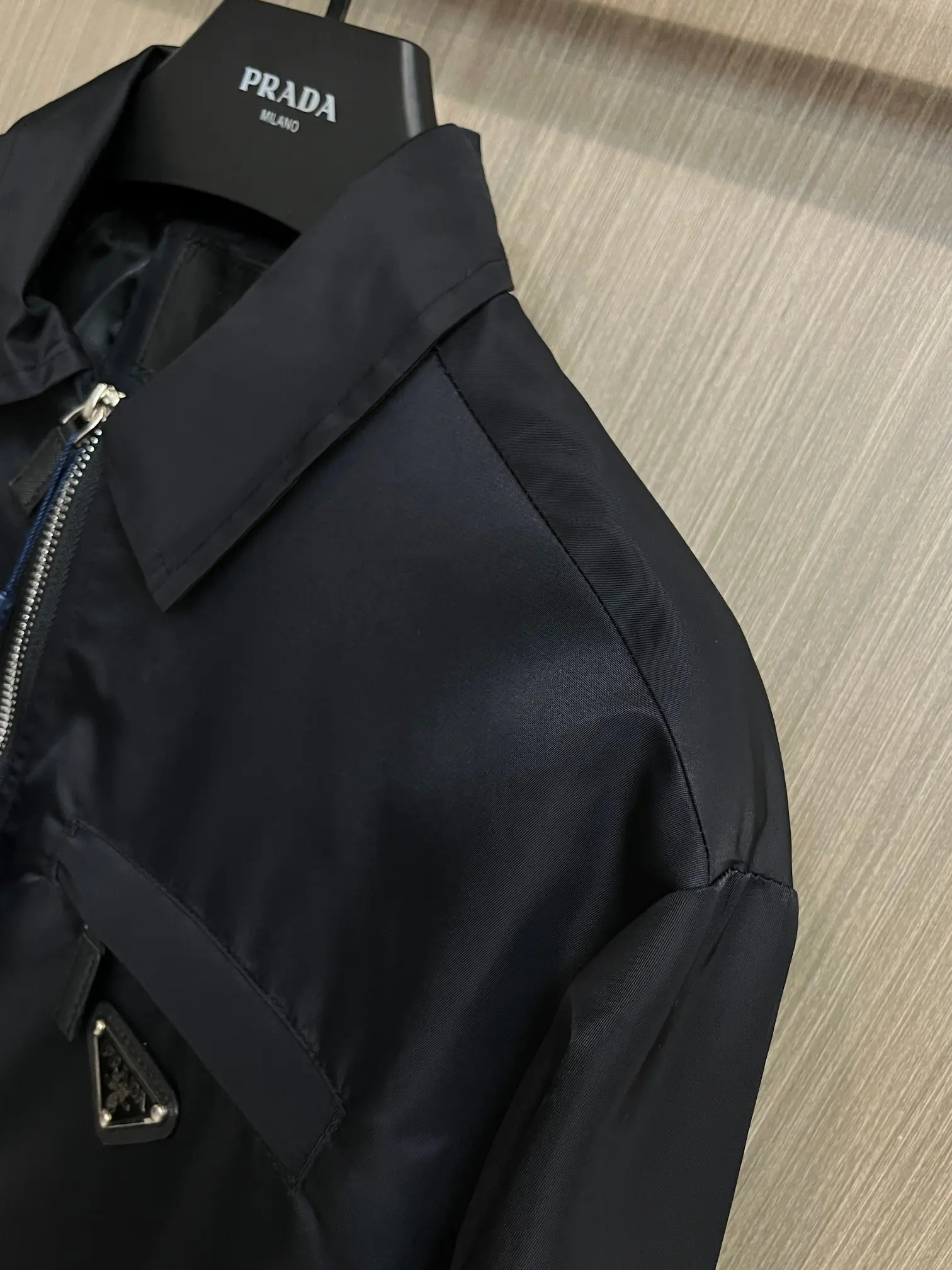 Logo-Plaque Re-Nylon Zip-Up Jacket D38014397 — view 5