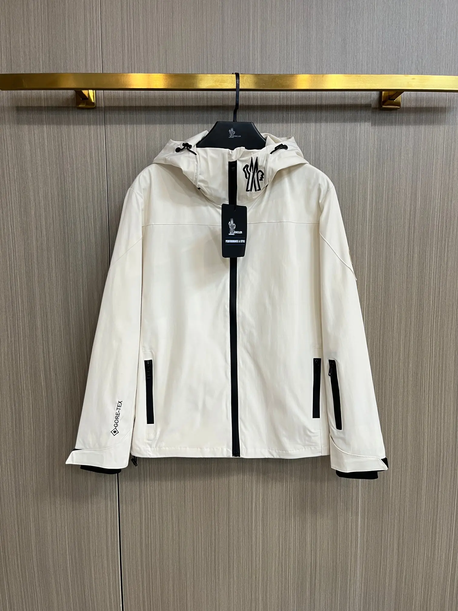 Hooded GORE-TEX Shell Jacket D38014280