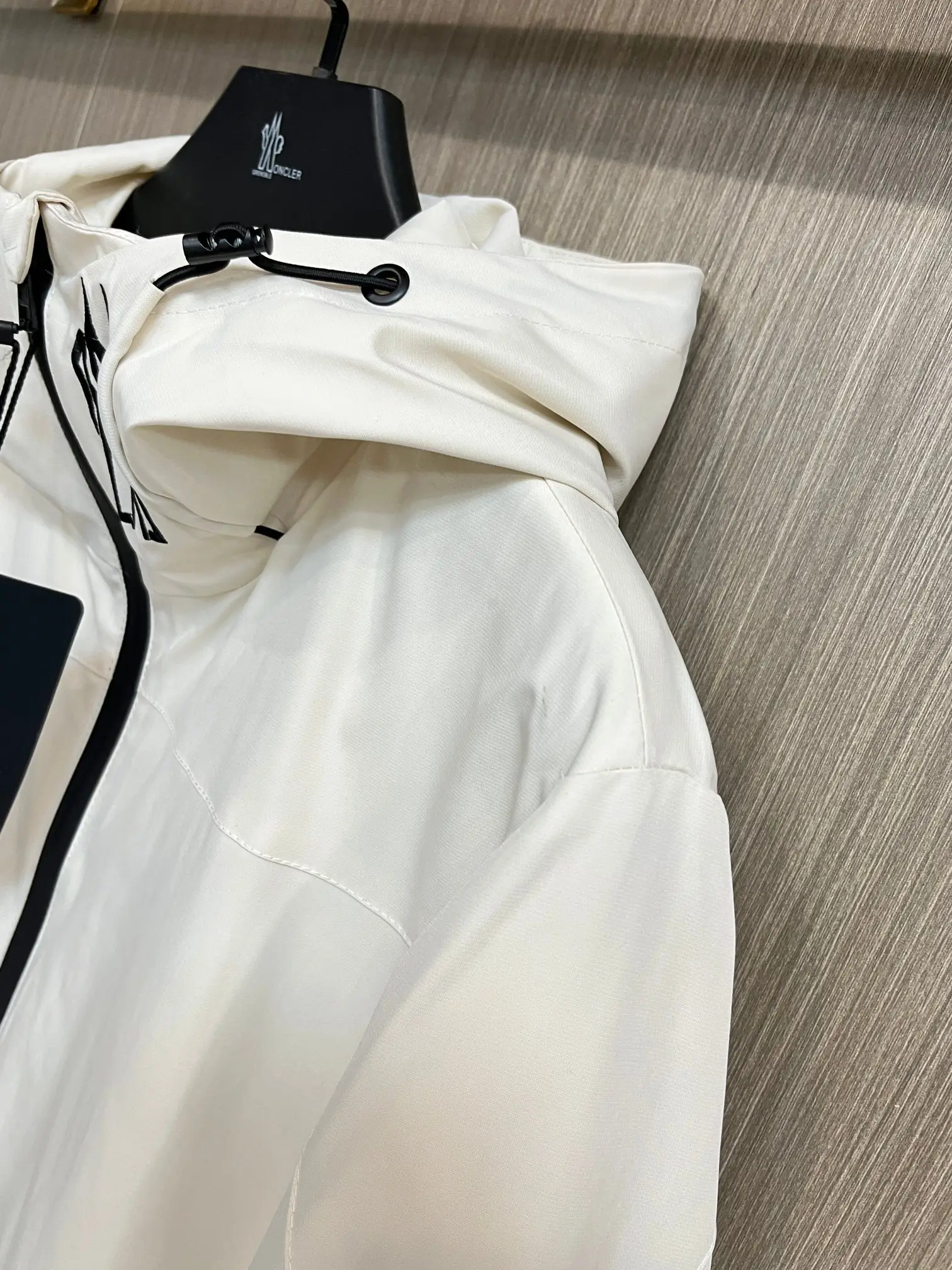Hooded GORE-TEX Shell Jacket D38014280 — view 4