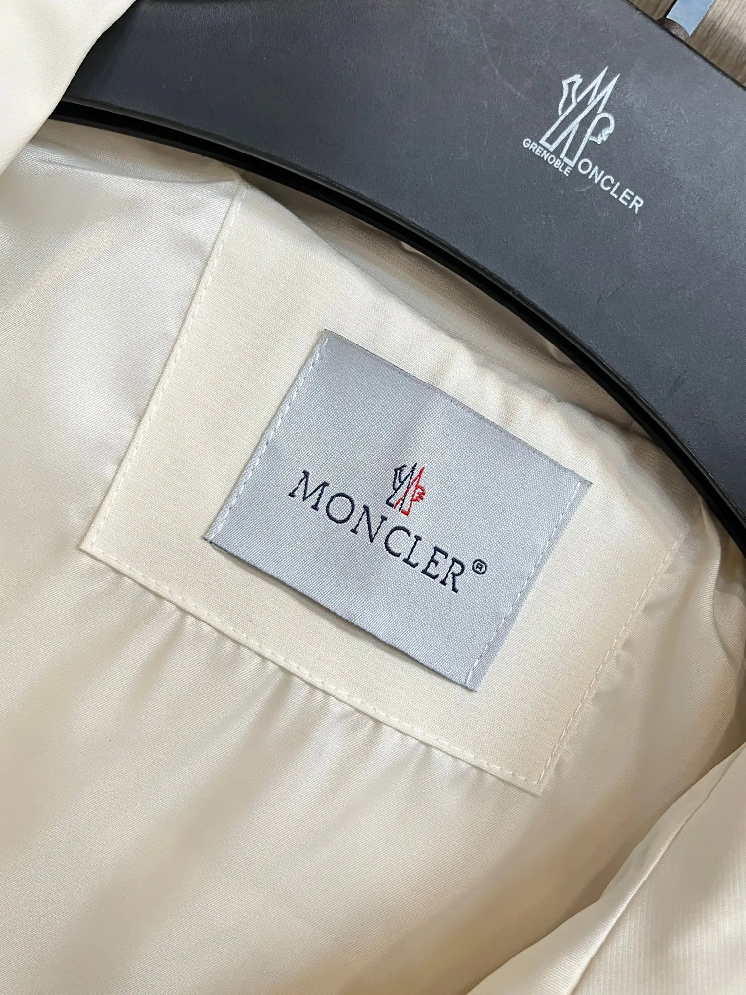 Hooded GORE-TEX Shell Jacket D38014280 — view 6
