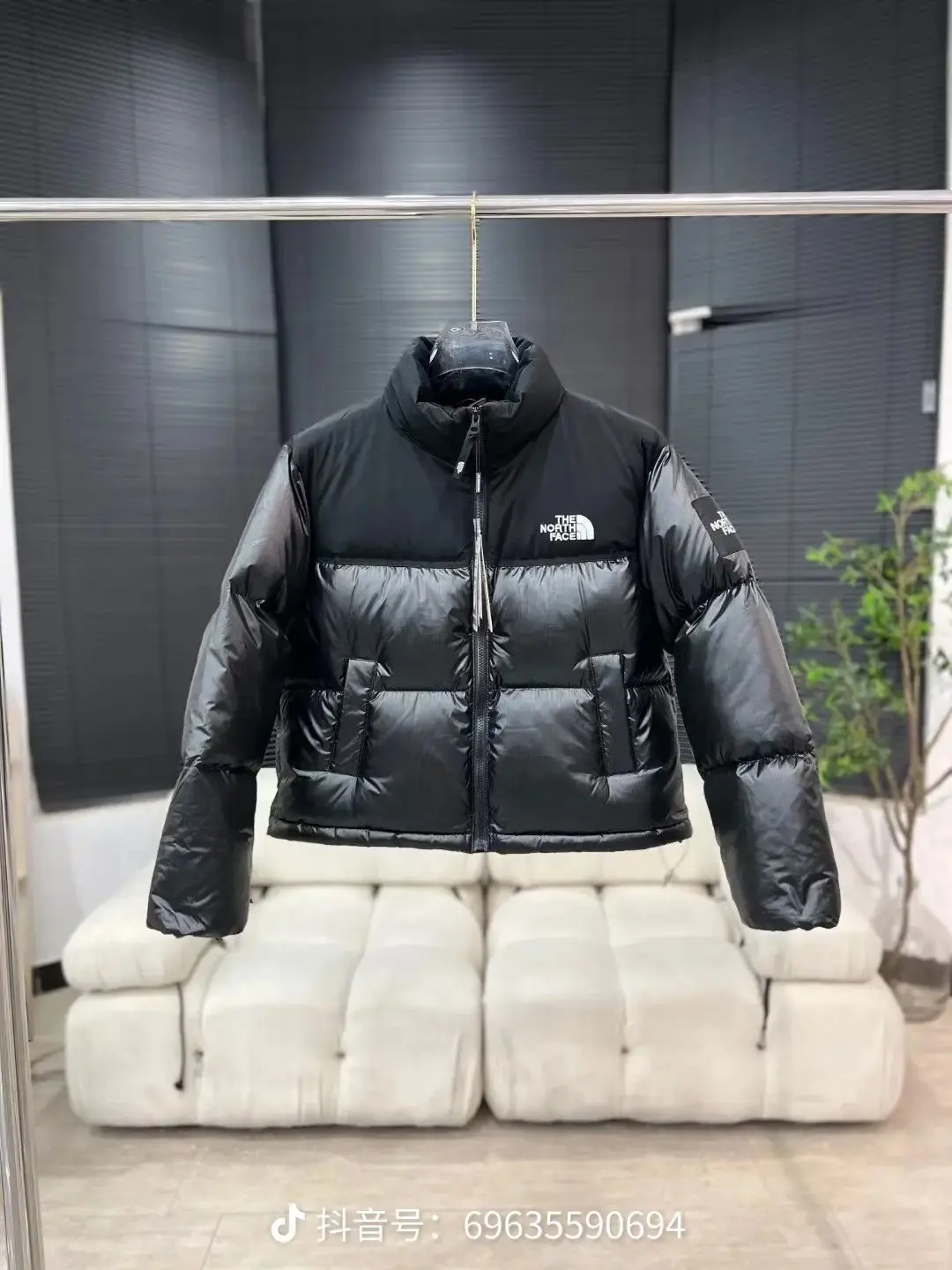 Cropped Down-Filled Puffer Jacket D45020990