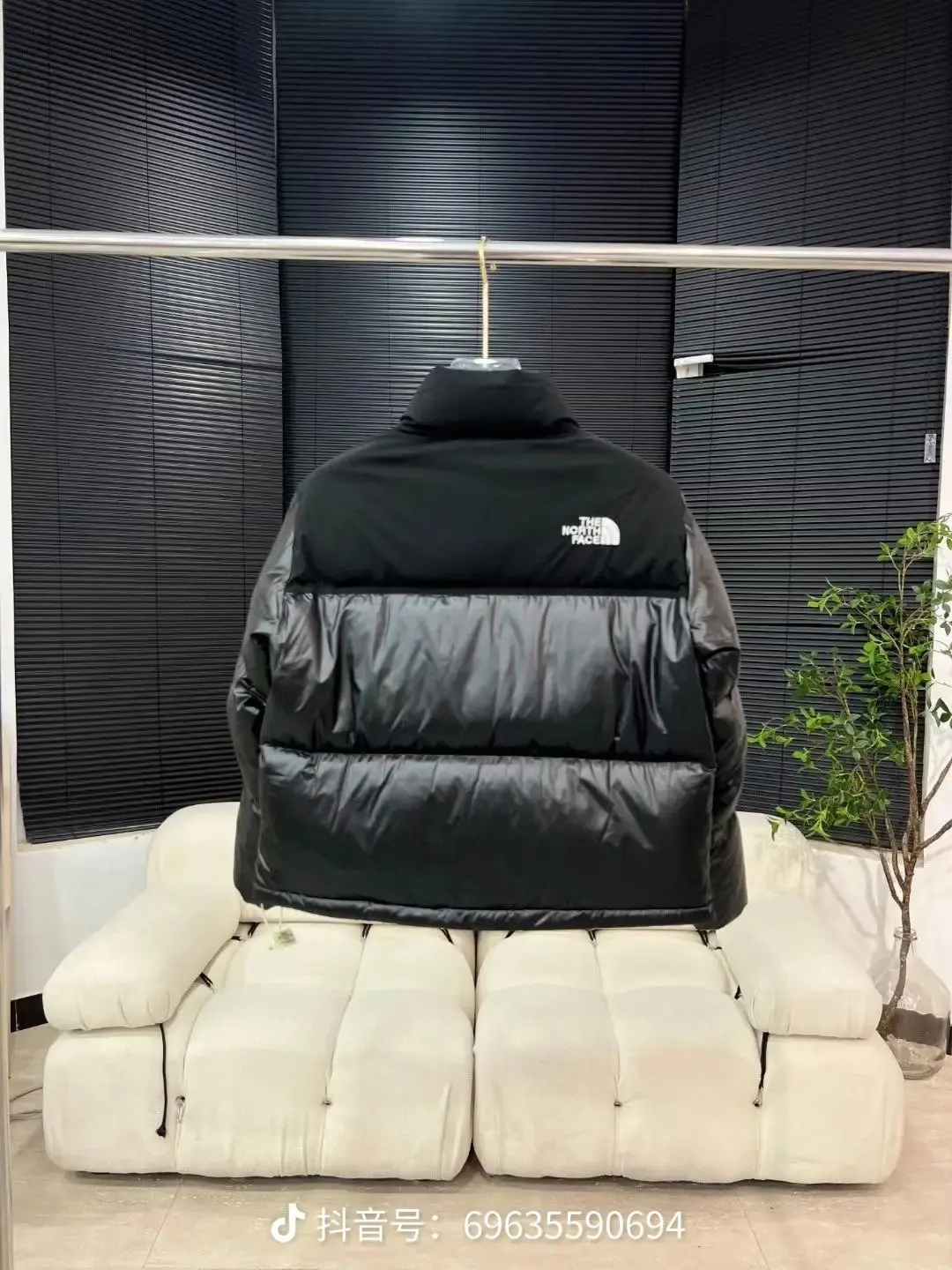 Cropped Down-Filled Puffer Jacket D45020990 — view 3