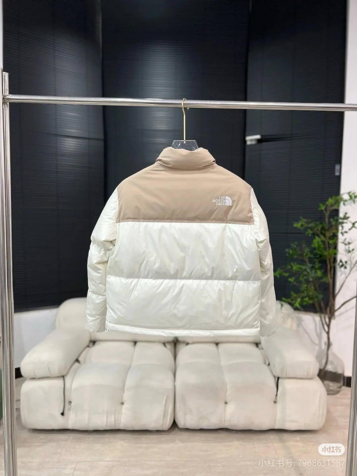 Cropped Two-Tone Down Puffer Jacket D45020989 — view 3