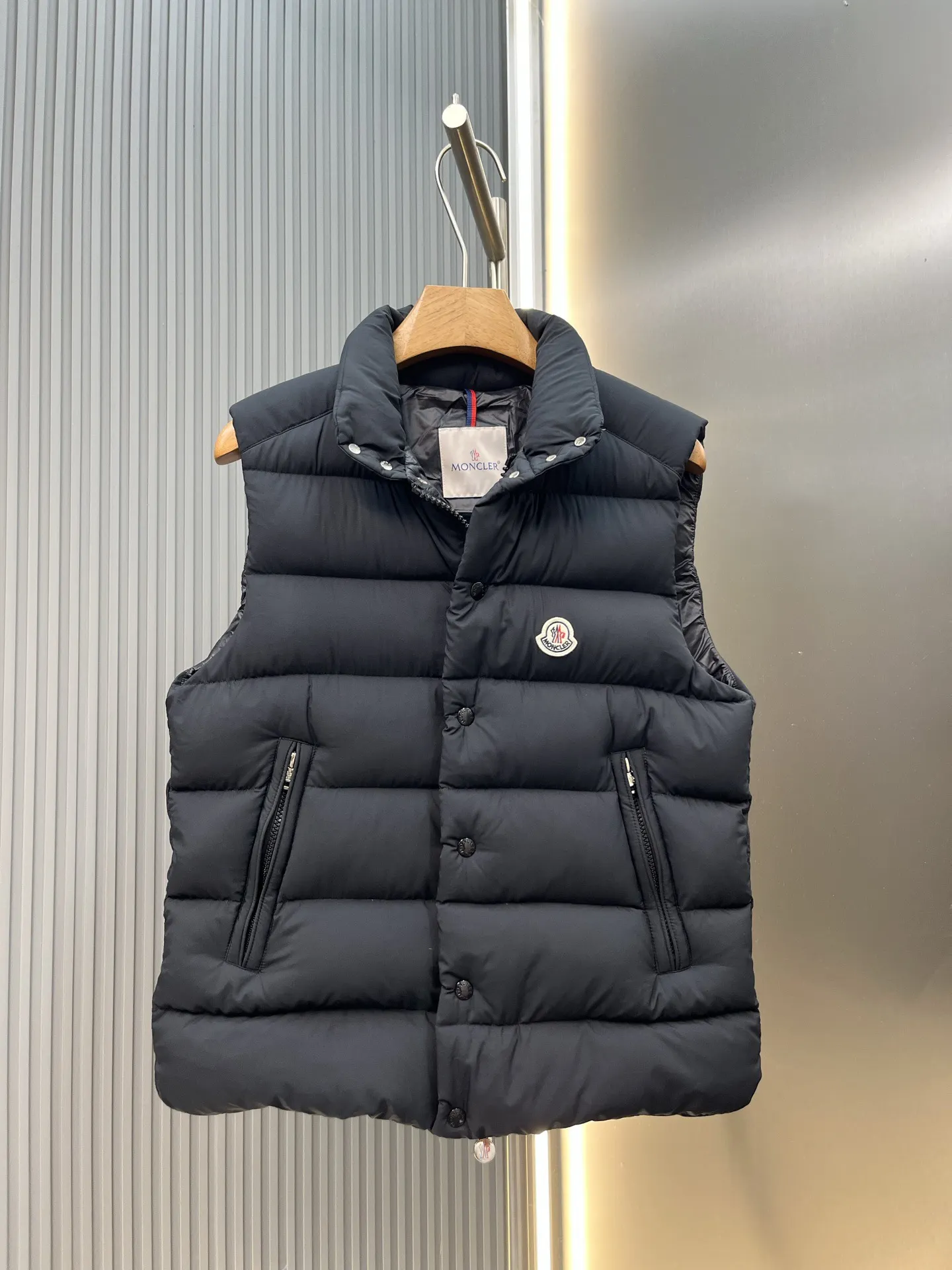 Matte Quilted Down Gilet D47019080 — view 2