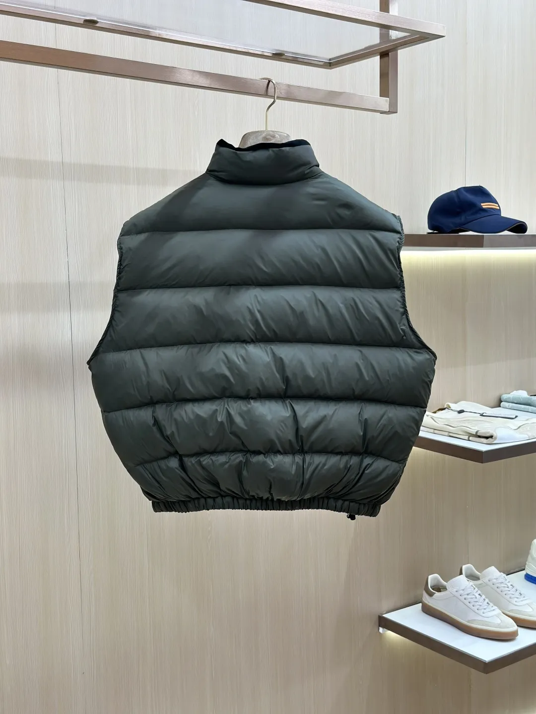 Logo-Patch Down-Filled Puffer Vest D51519142 — view 2