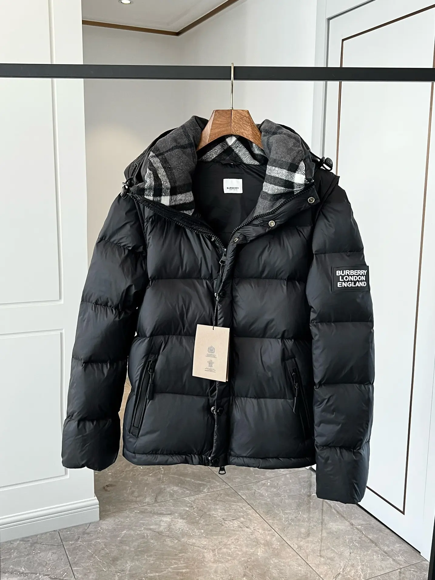 Detachable Sleeve Check-Lined Puffer Jacket D53020910 — view 3