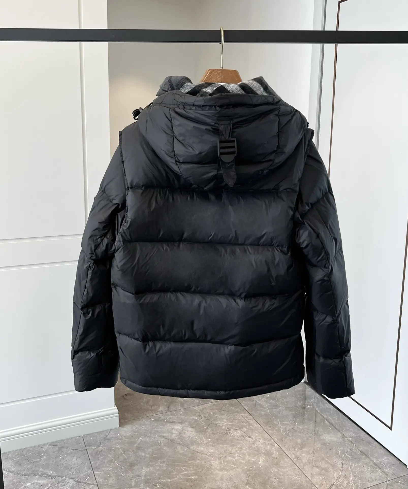 Detachable Sleeve Check-Lined Puffer Jacket D53020910 — view 5