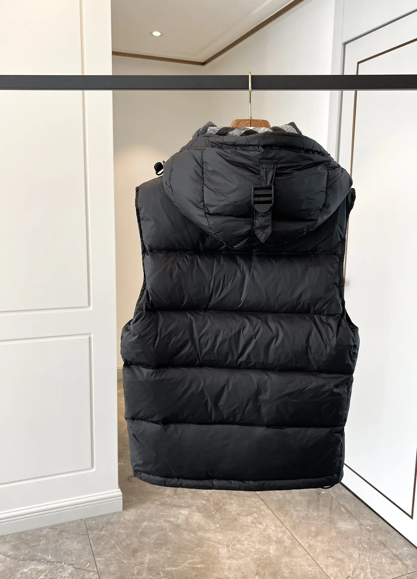 Detachable Sleeve Check-Lined Puffer Jacket D53020910 — view 8