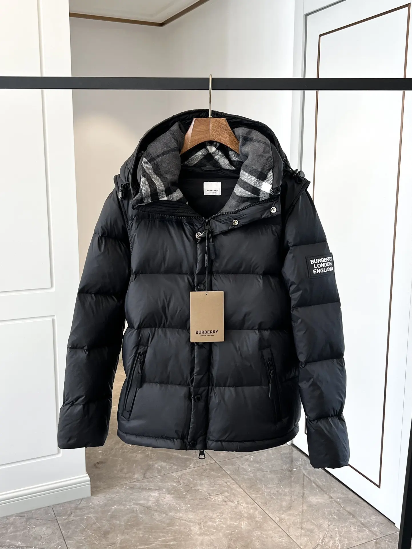 Detachable Sleeve Check-Lined Puffer Jacket D53020910 — view 9
