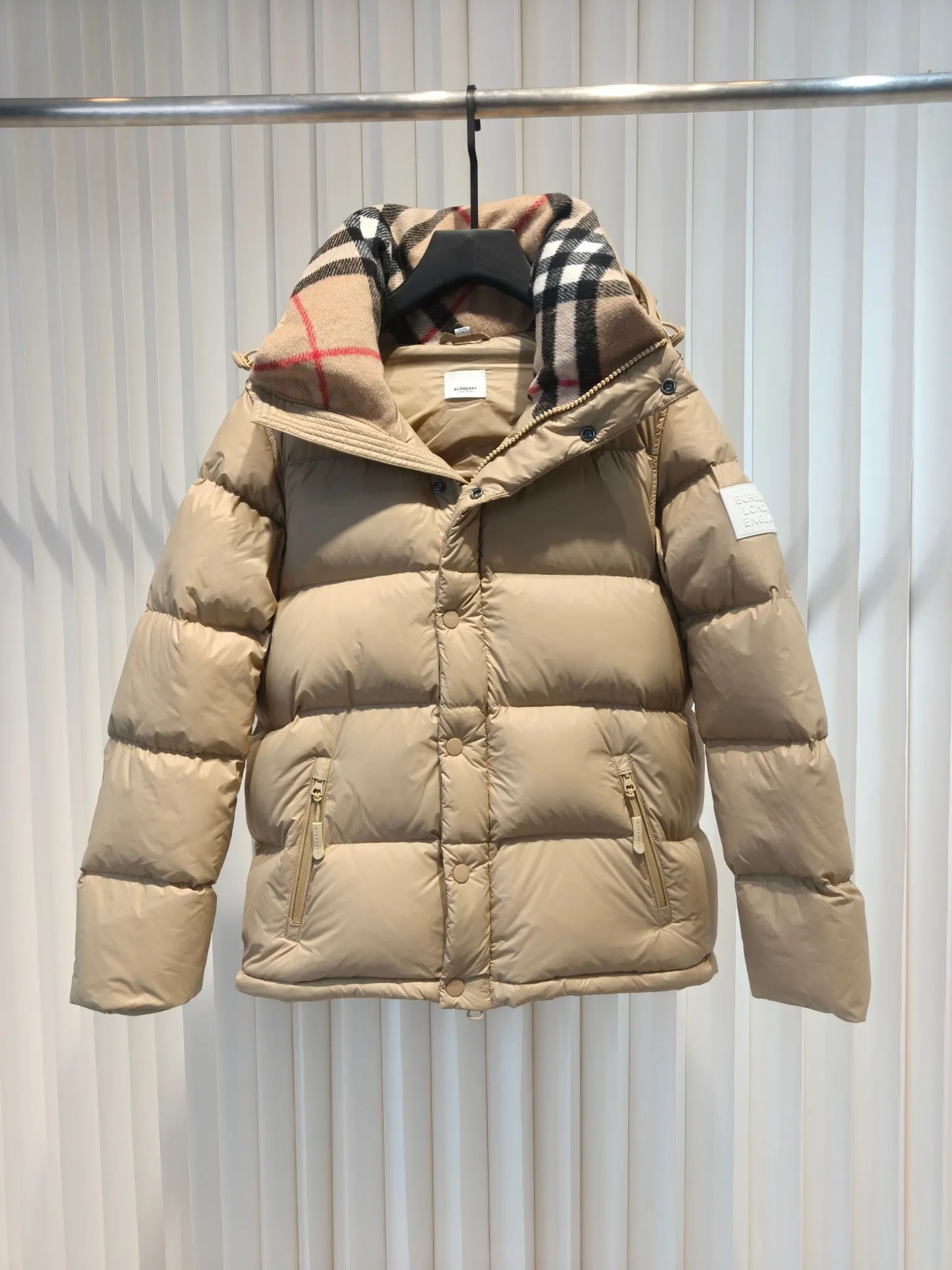Detachable Sleeve Check-Lined Puffer Jacket D53020908