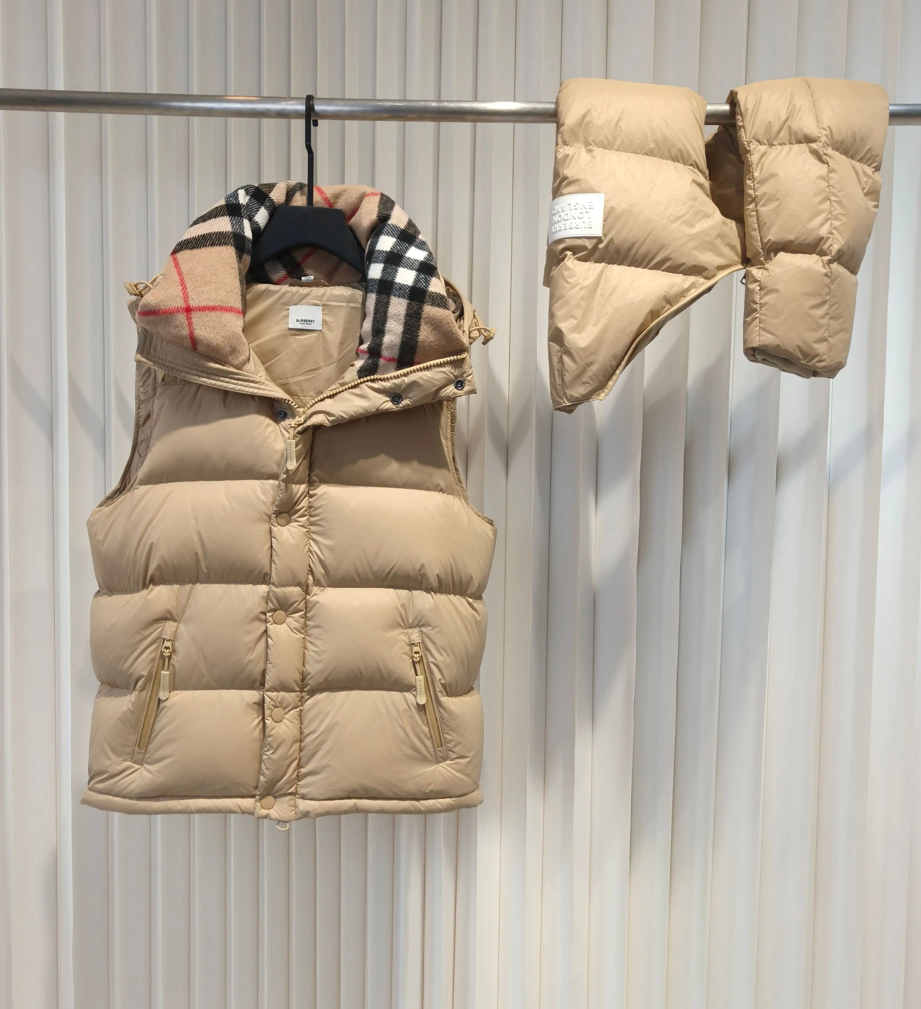 Detachable Sleeve Check-Lined Puffer Jacket D53020908 — view 2