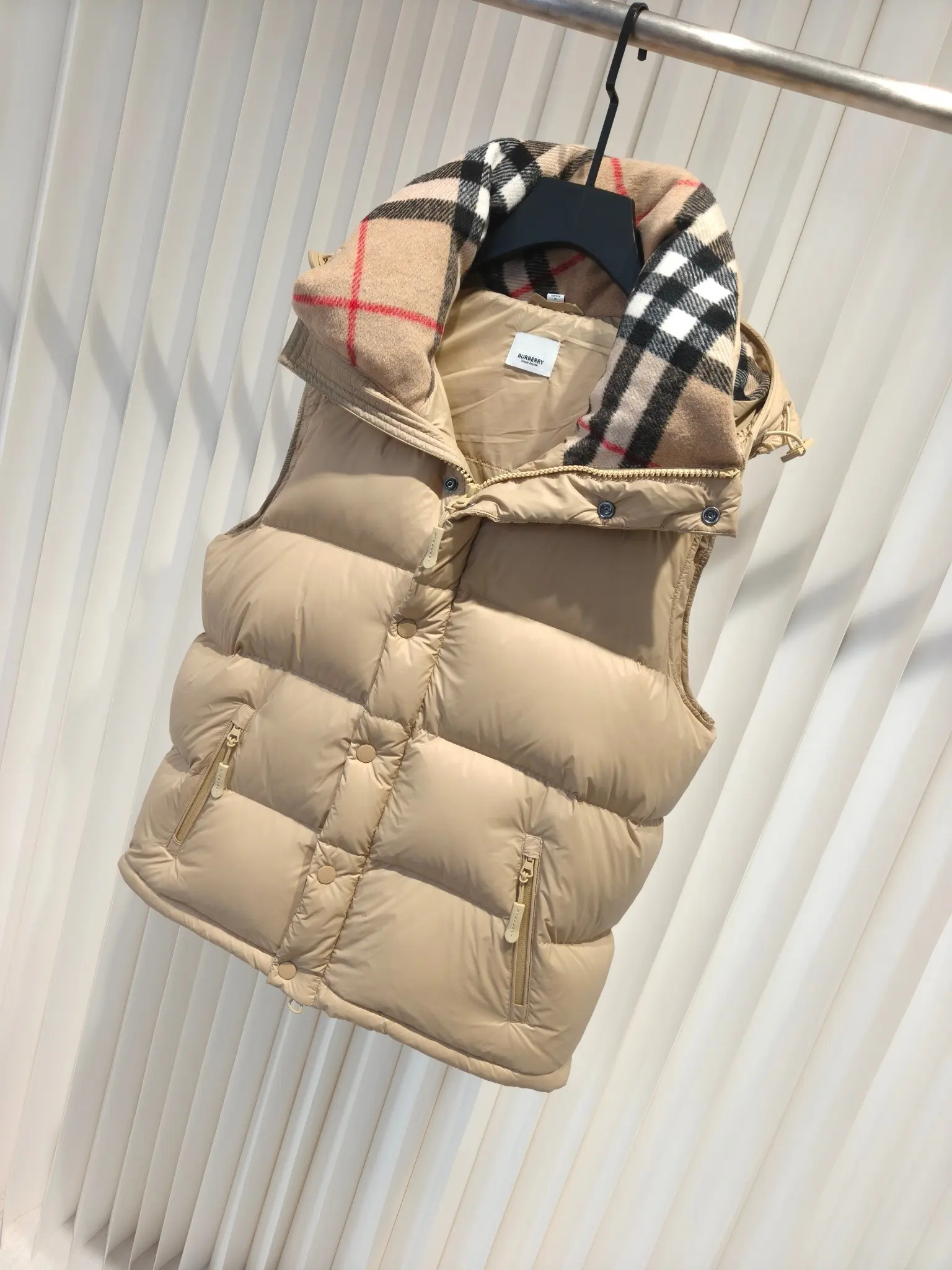 Detachable Sleeve Check-Lined Puffer Jacket D53020908 — view 3