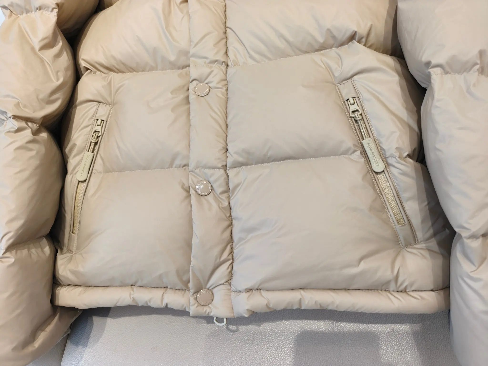 Detachable Sleeve Check-Lined Puffer Jacket D53020908 — view 8