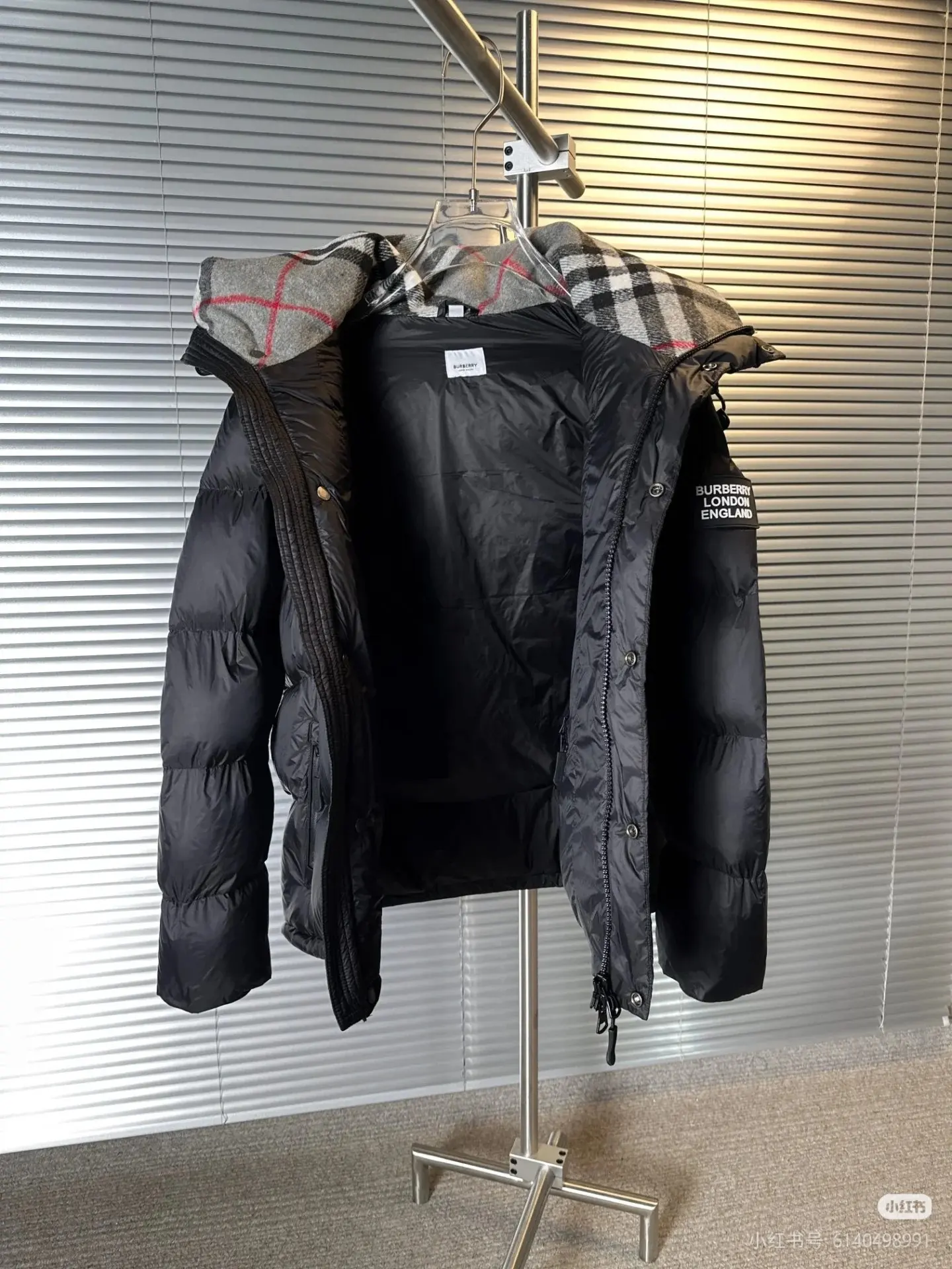 Convertible Hooded Down Jacket with Check Lining D53020909 — view 4
