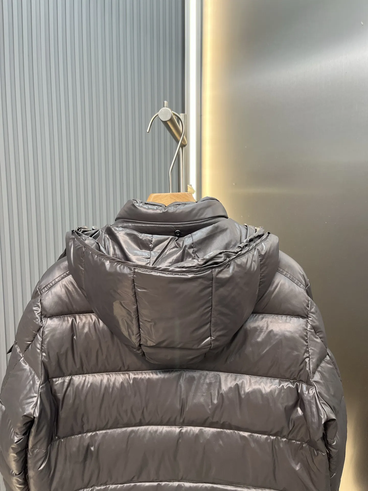 Maya Glossy Hooded Down Puffer Jacket D64019131 — view 4