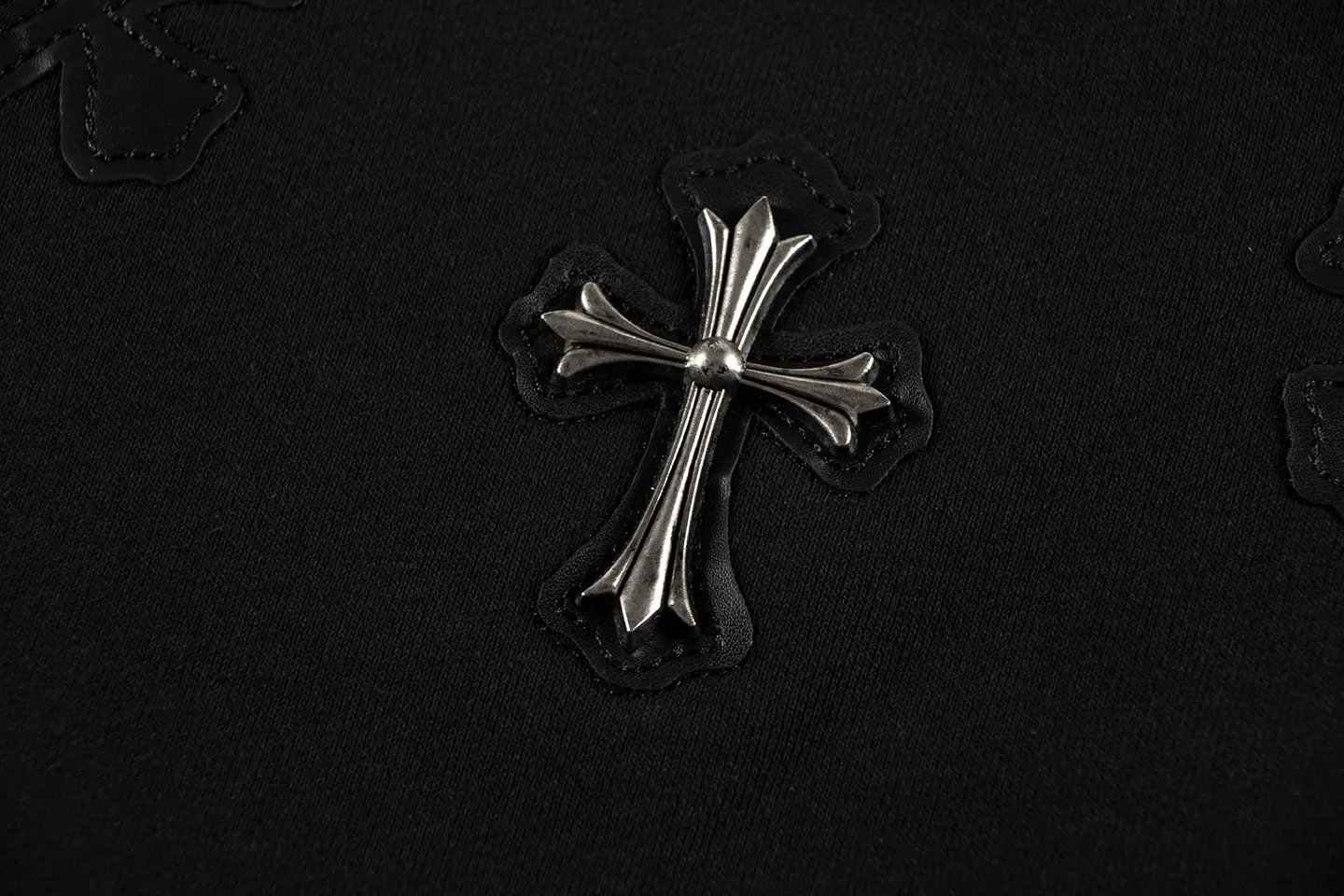 Leather Cross Patch Crew-Neck Sweatshirt D9515540 — view 5