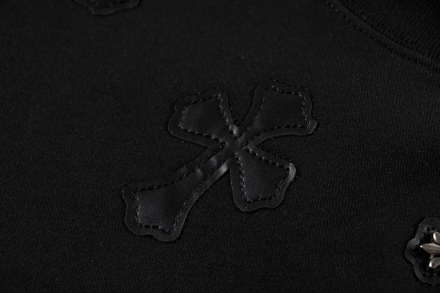 Leather Cross Patch Crew-Neck Sweatshirt D9515540 — view 9