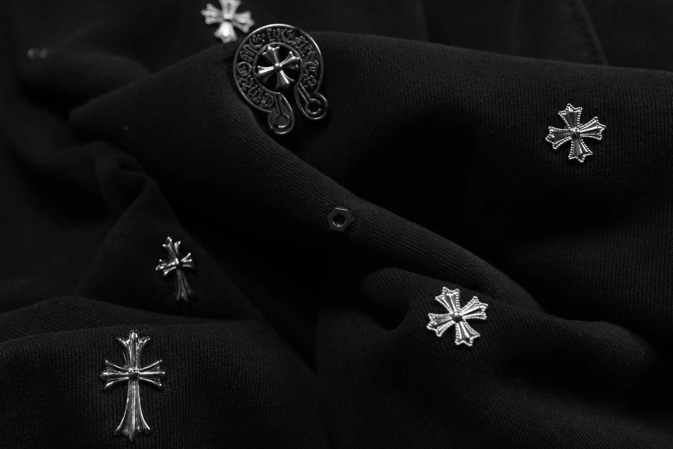 Studded Cross Crew-Neck Sweatshirt D12815528 — view 3