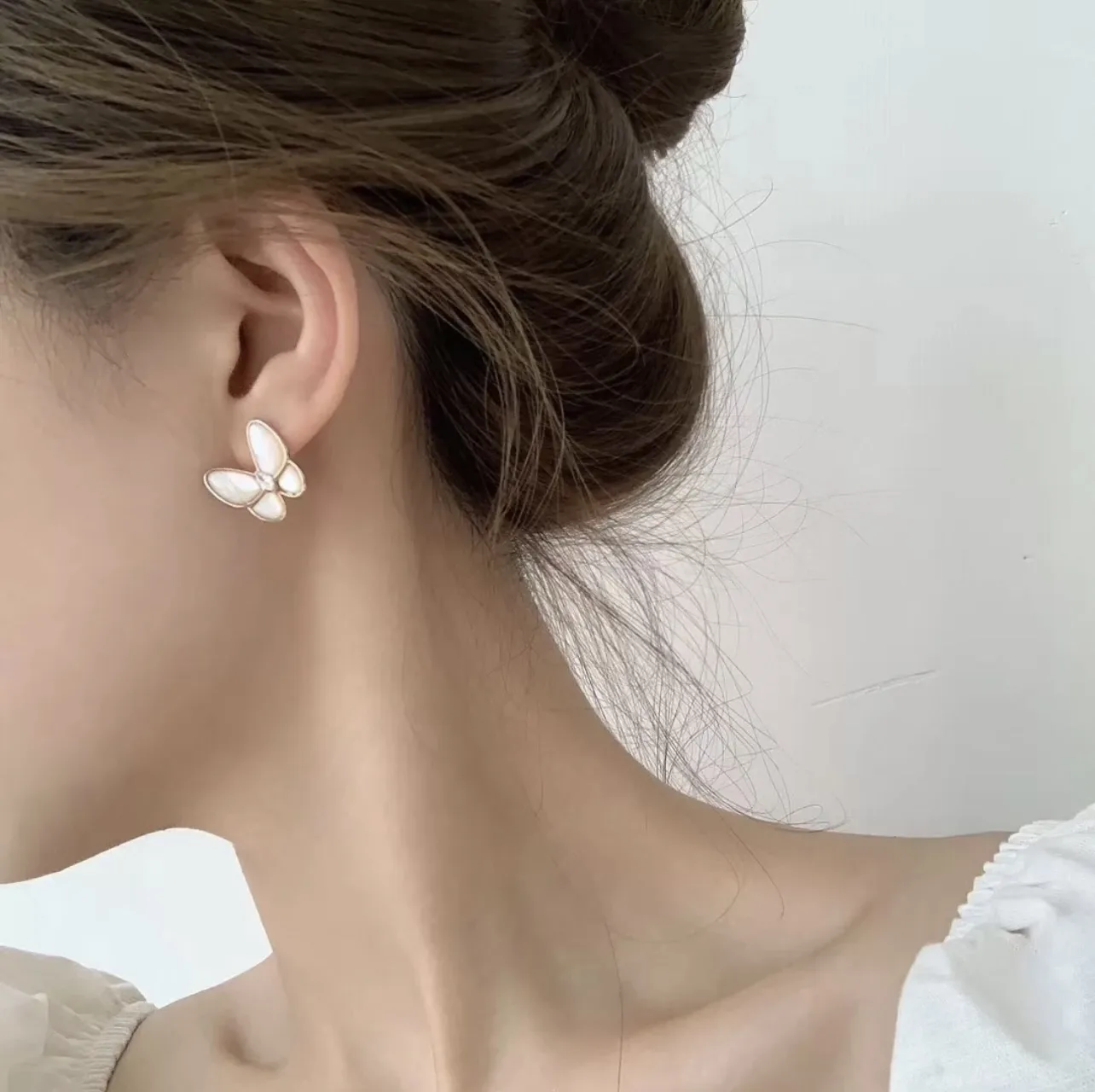 Two Butterfly Mother-of-Pearl Stud Earrings D22516930 — view 9