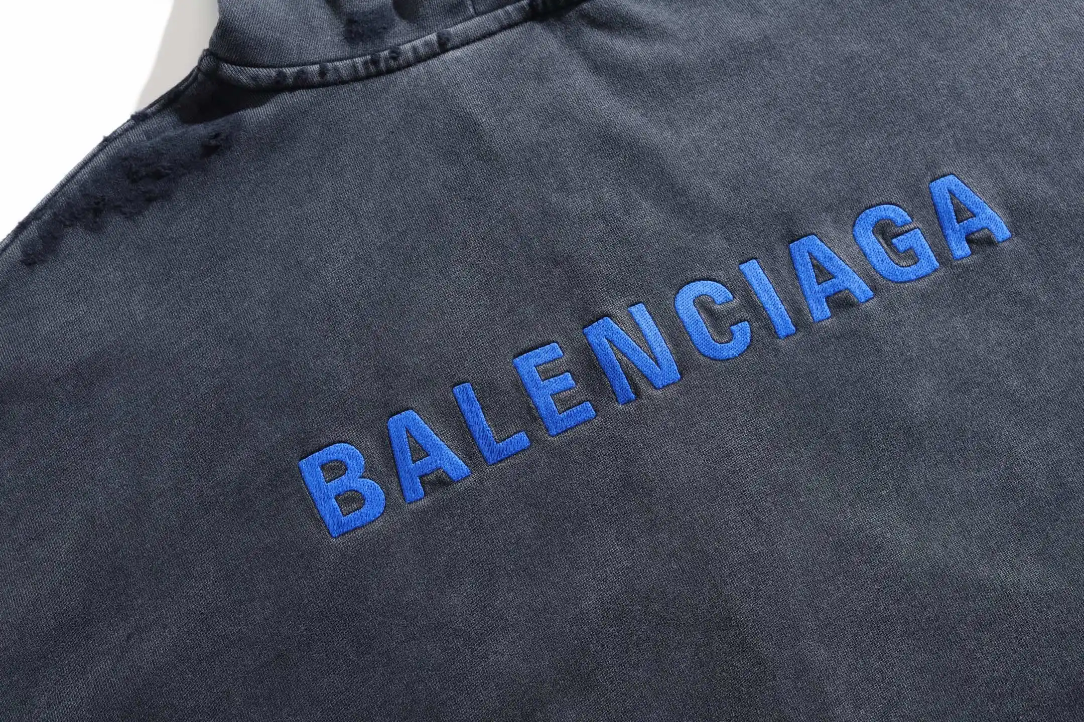 Logo Embroidered Distressed Zip-Up Hoodie D31918771 — view 3