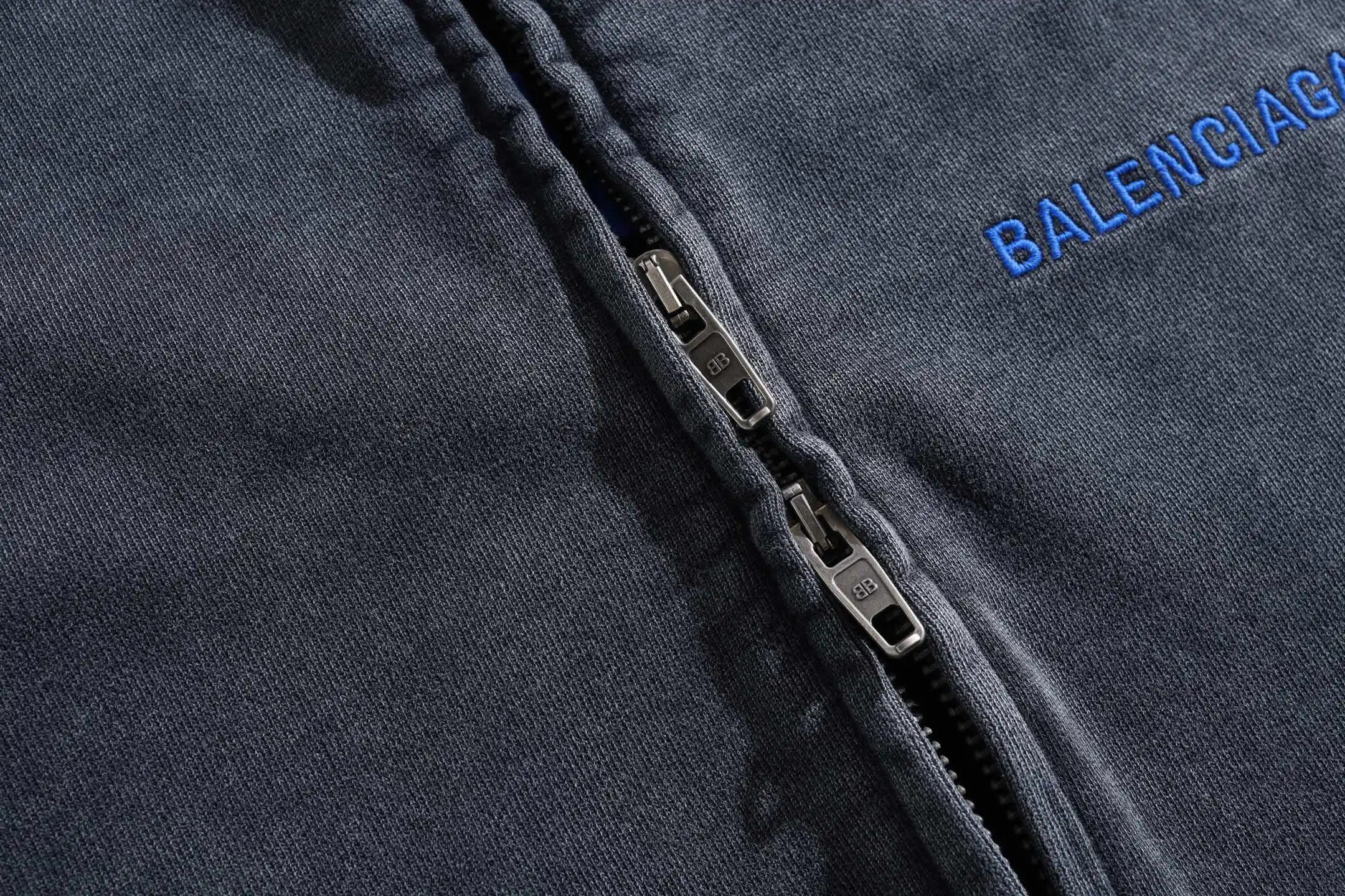 Logo Embroidered Distressed Zip-Up Hoodie D31918771 — view 7