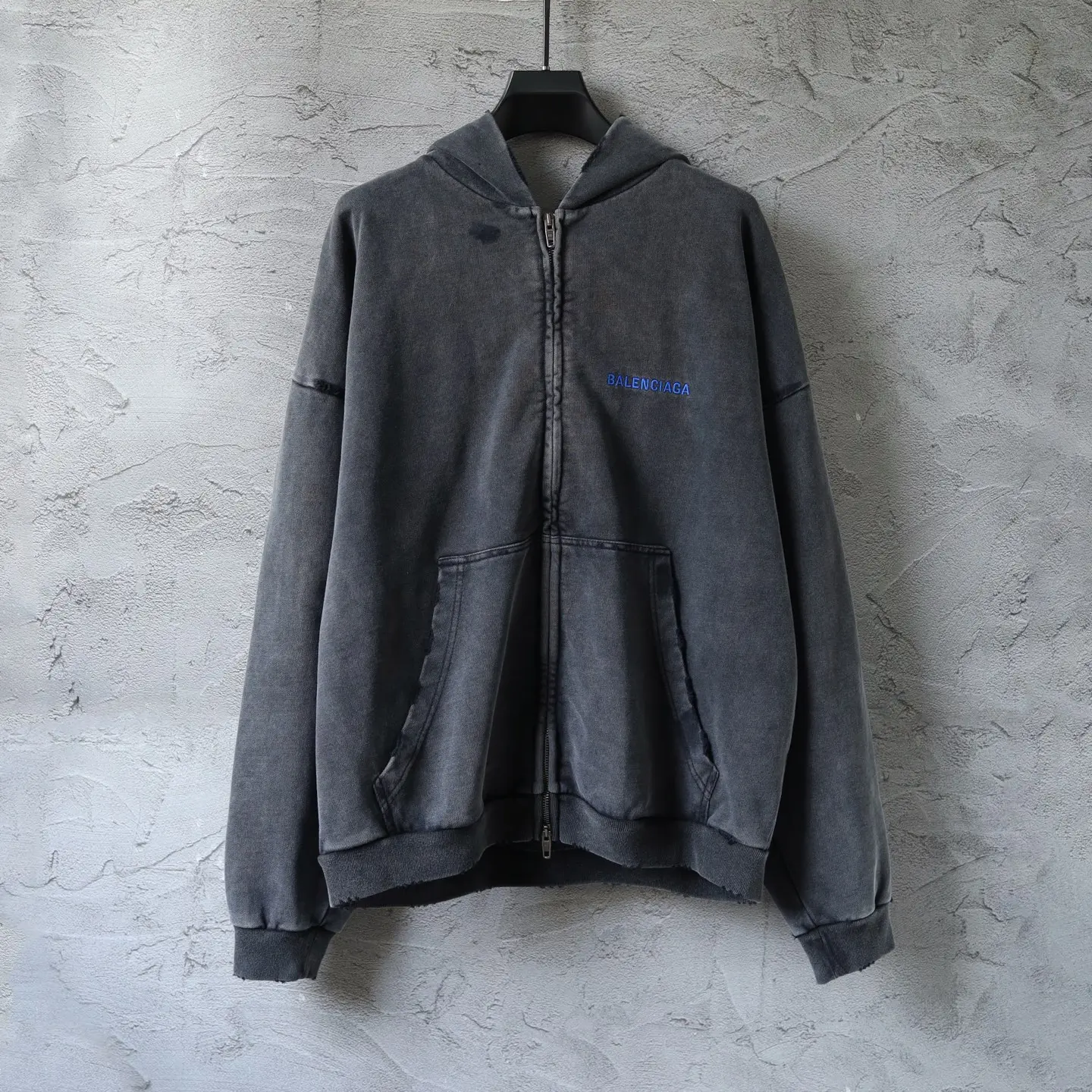 Logo Embroidered Distressed Zip-Up Hoodie D31918771 — view 10