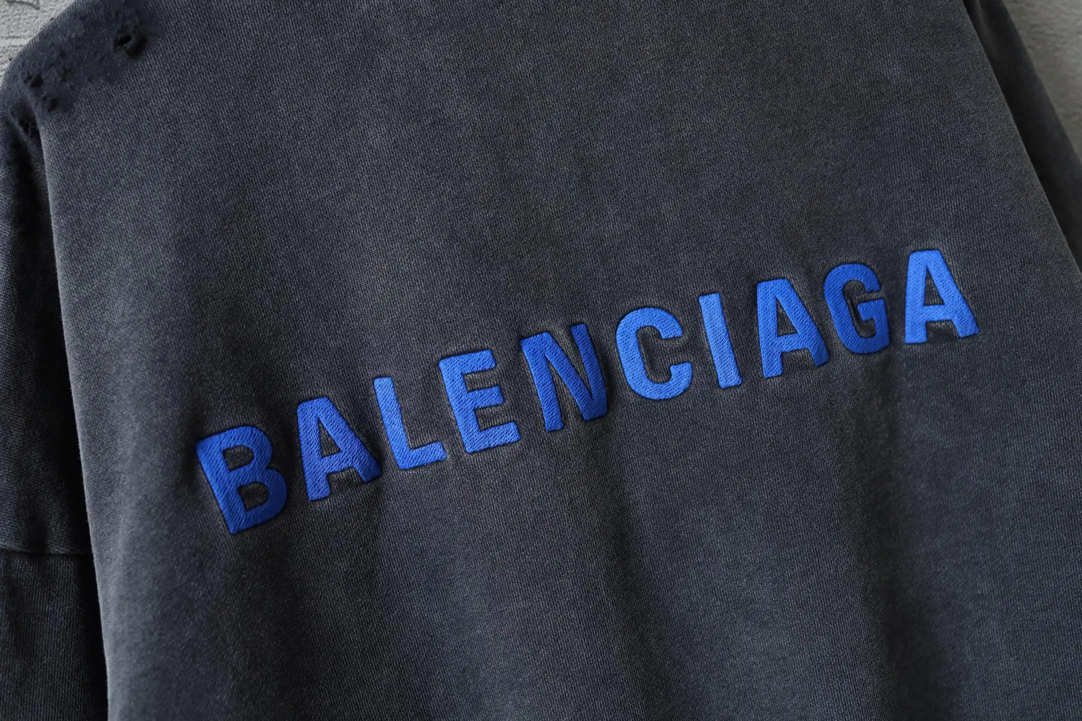 Logo Embroidered Distressed Zip-Up Hoodie D31918771 — view 12