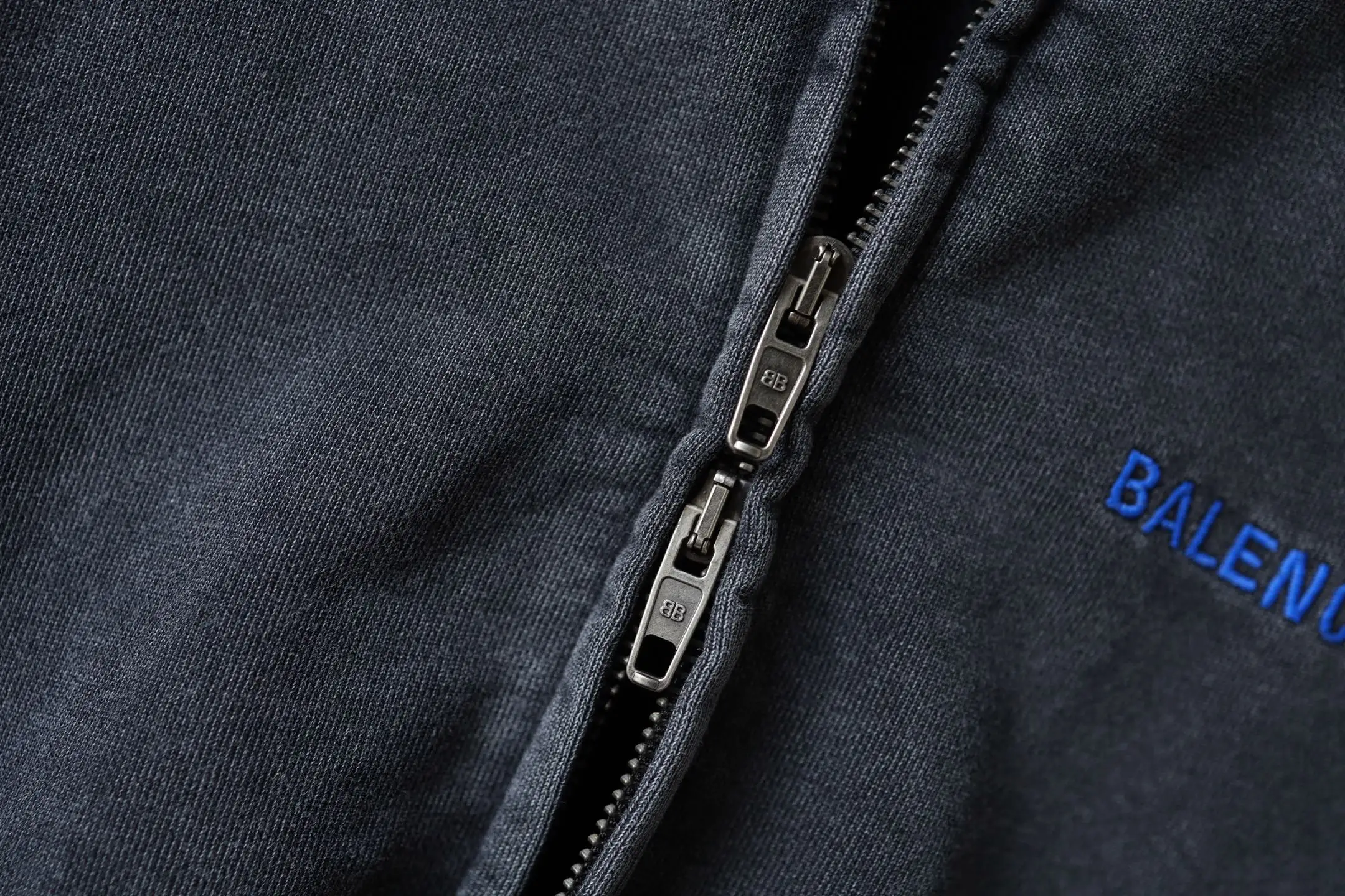 Logo Embroidered Distressed Zip-Up Hoodie D31918771 — view 13