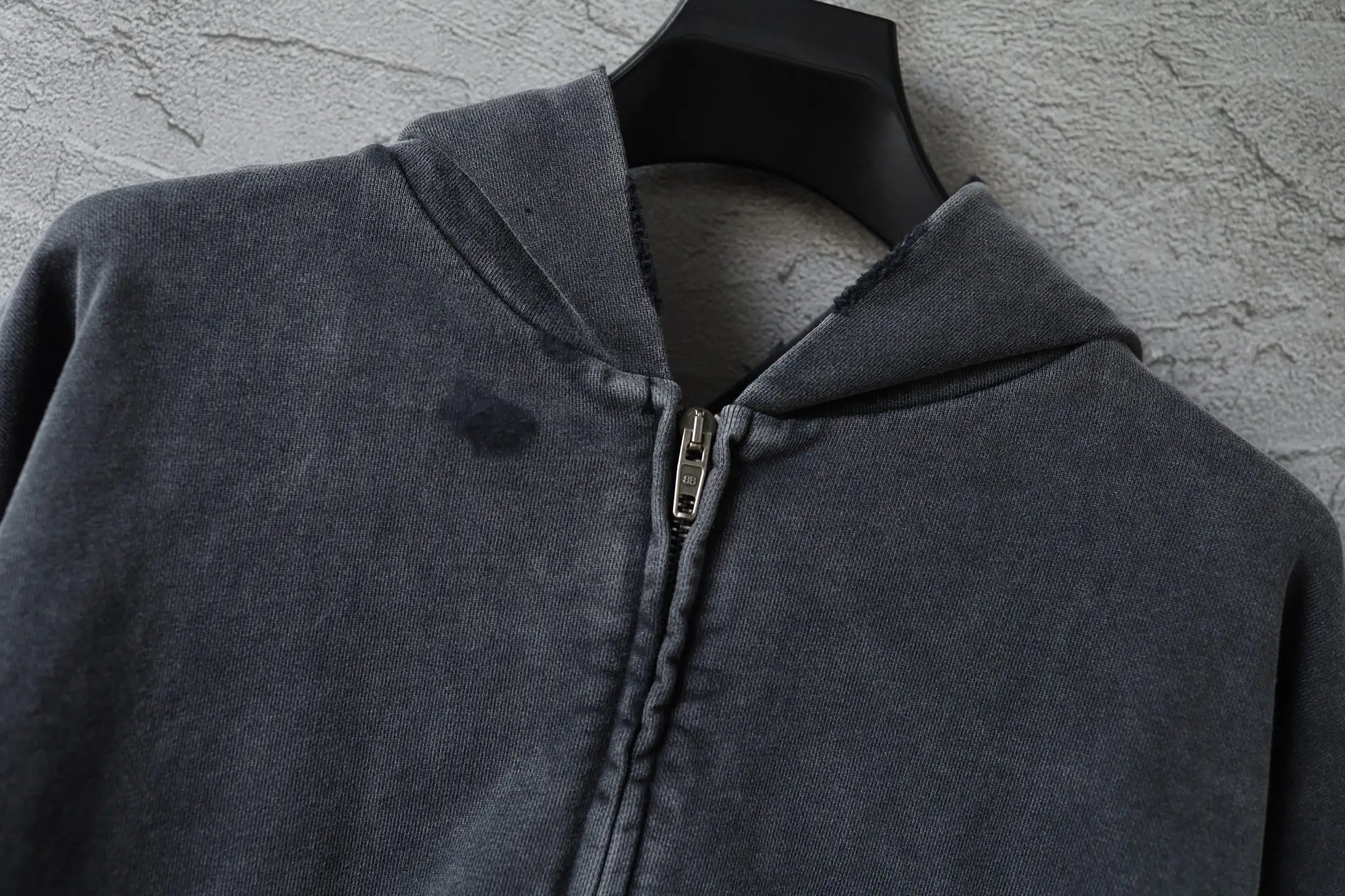 Logo Embroidered Distressed Zip-Up Hoodie D31918771 — view 15