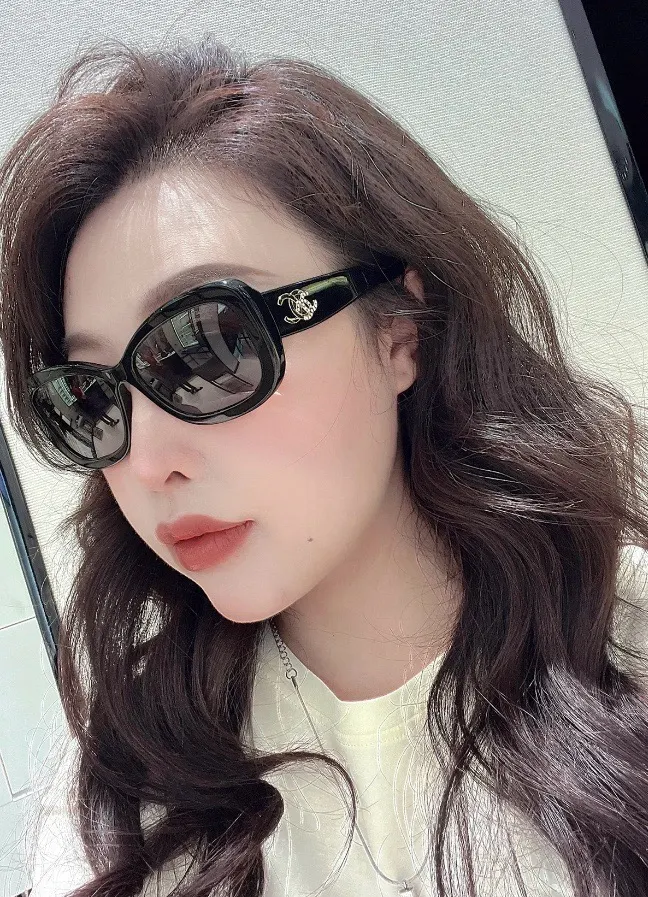 Oval Polarized Sunglasses with Crystal Logo D20018543 — view 5