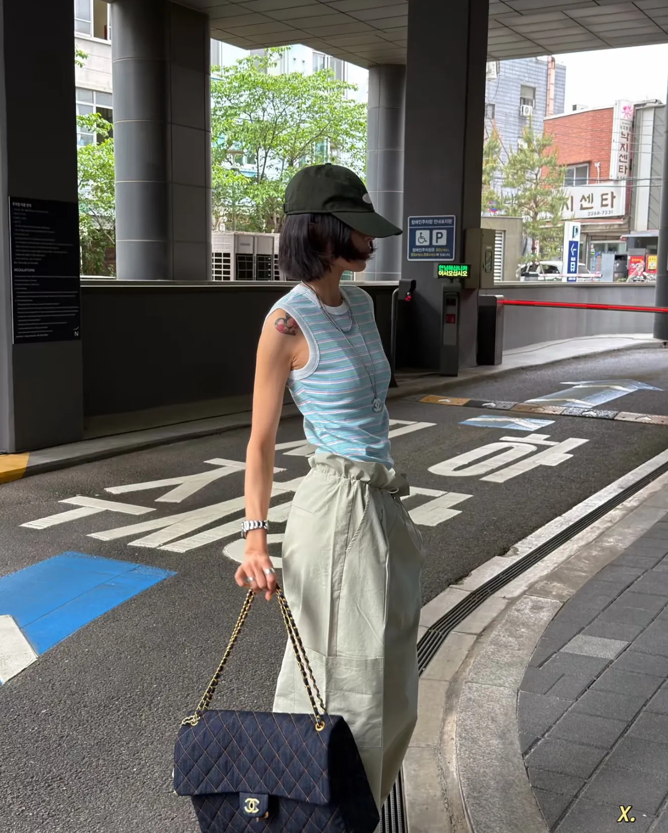Chanel Maxi Flap Bag in Quilted Denim D36018421 — view 4
