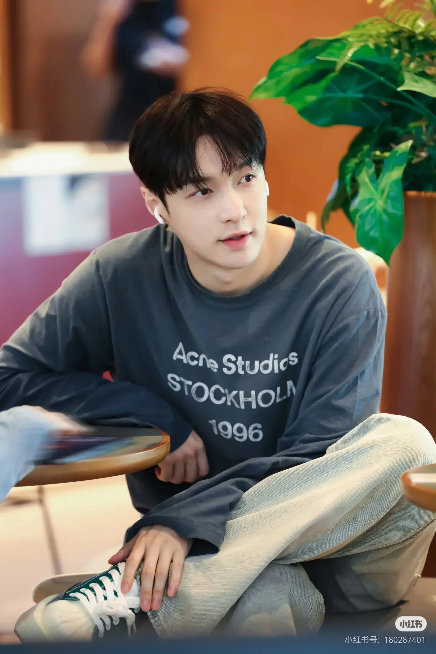 1996 Logo Distressed Long-Sleeve T-Shirt D14022524 — view 4
