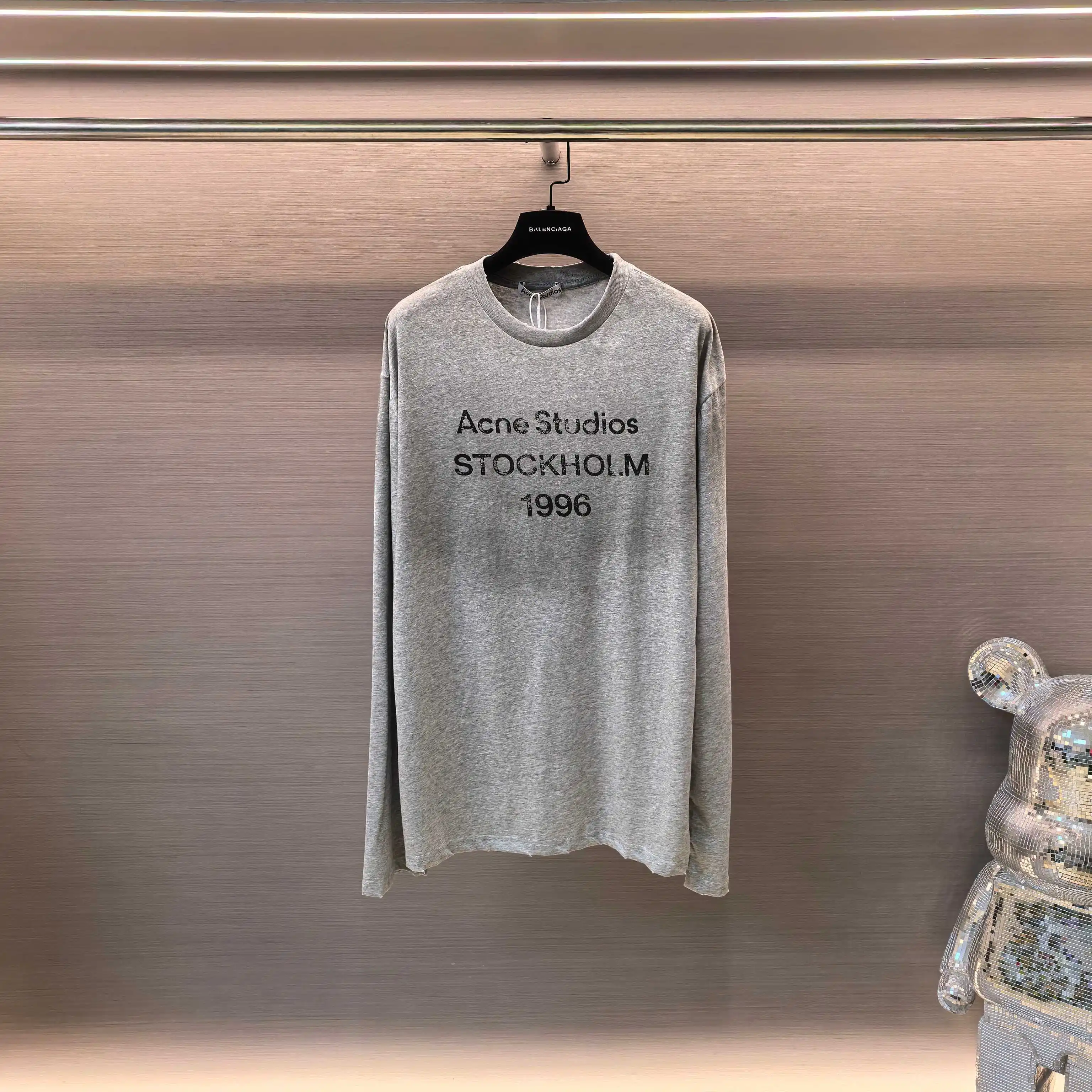 1996 Logo Distressed Long-Sleeve T-Shirt D14022520 — view 2
