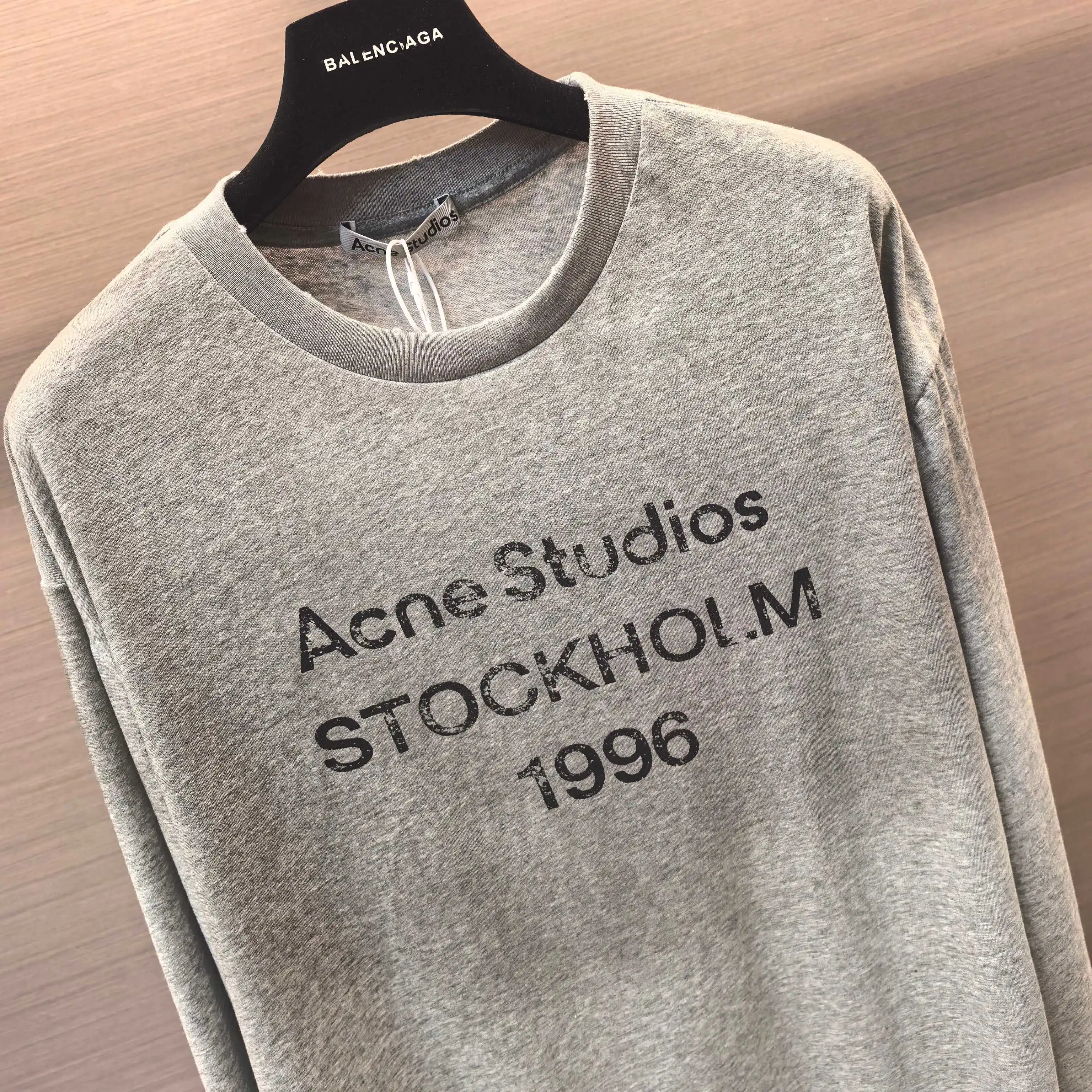 1996 Logo Distressed Long-Sleeve T-Shirt D14022520 — view 4