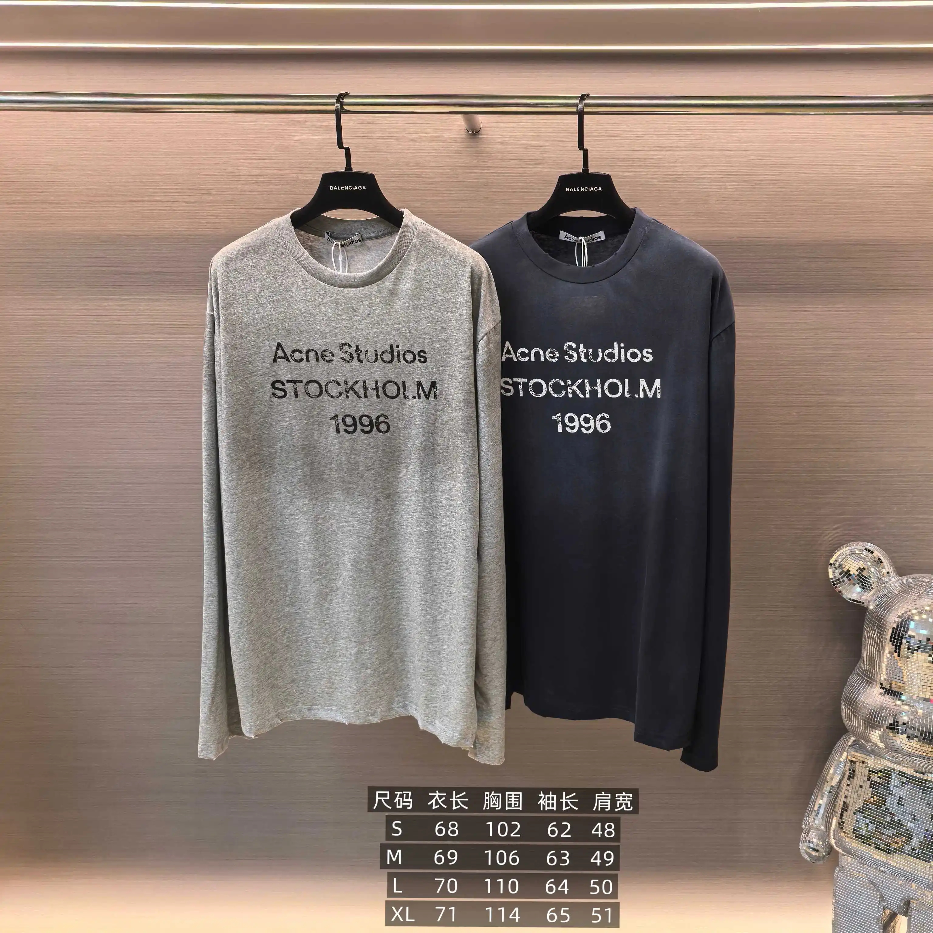 1996 Logo Distressed Long-Sleeve T-Shirt D14022520 — view 9