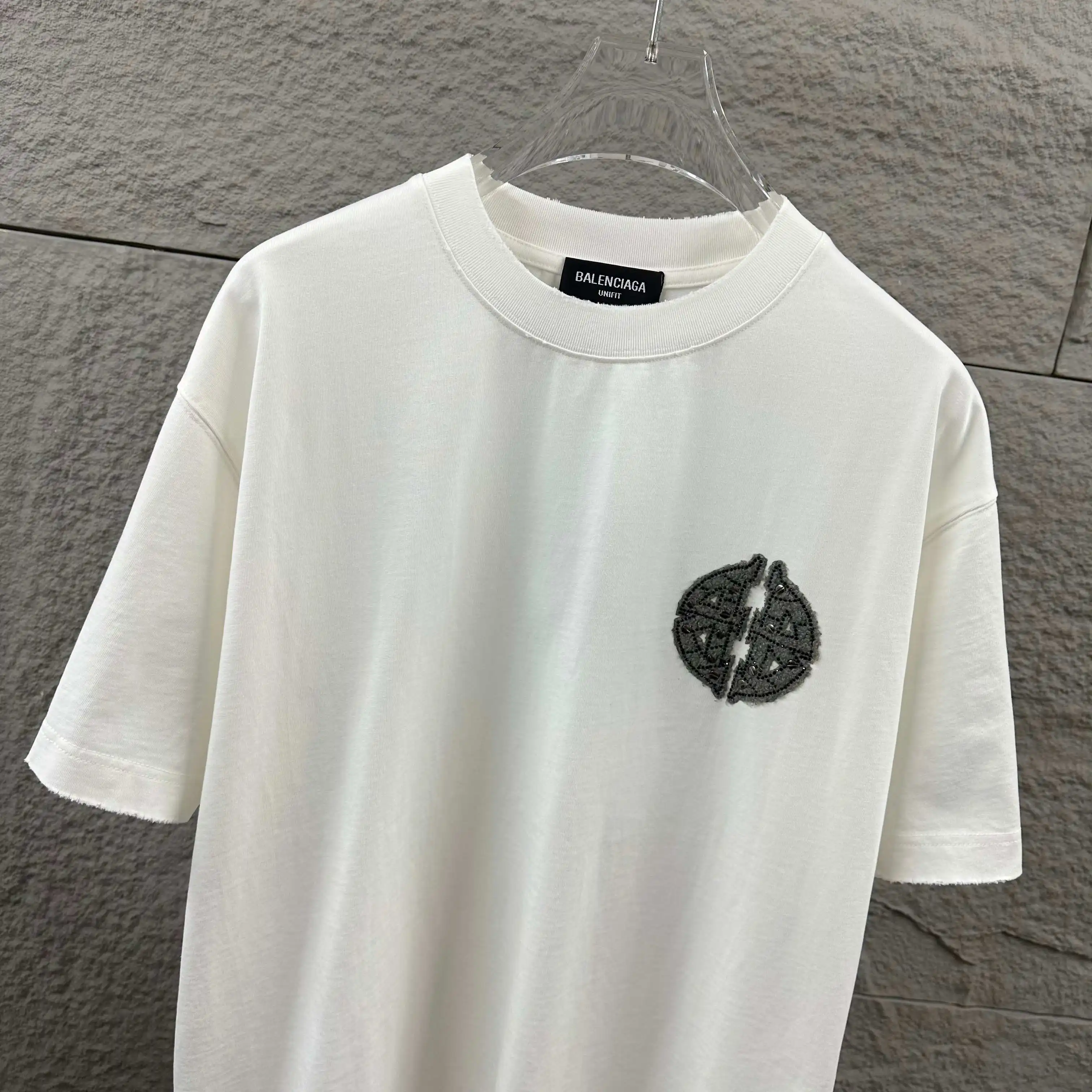 Distressed Rhinestone Logo Cotton T-Shirt D15012069 — view 3