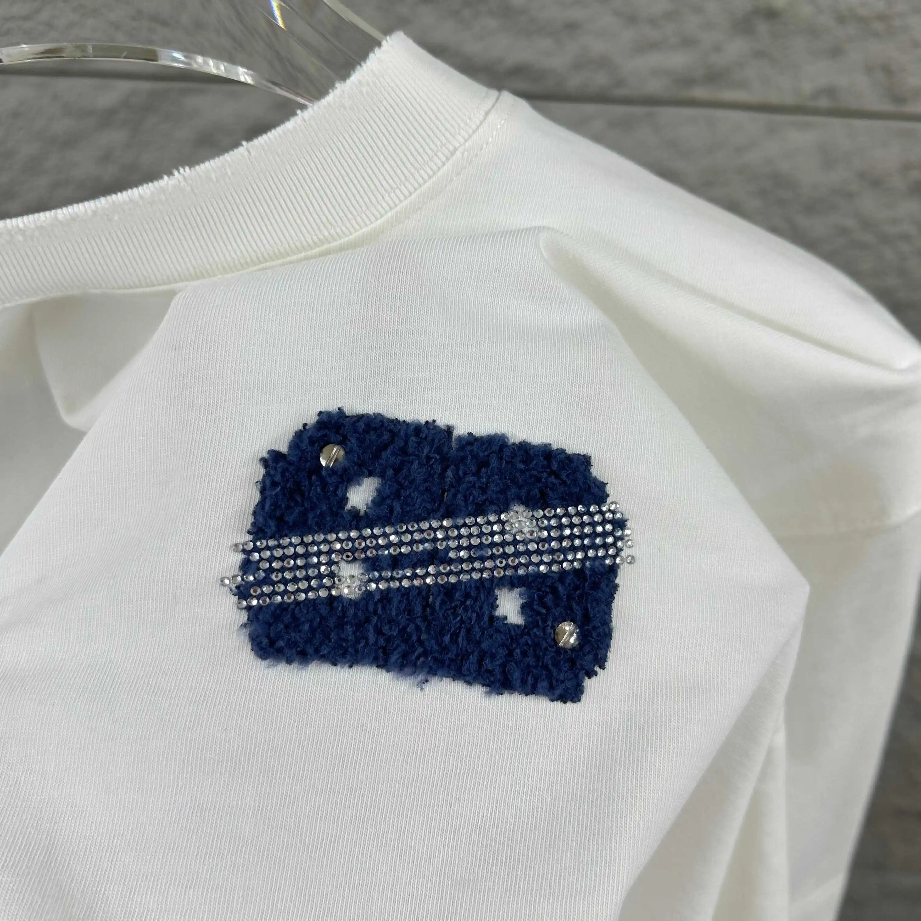 Distressed Logo Appliqué Rhinestone T-Shirt D15012065 — view 3