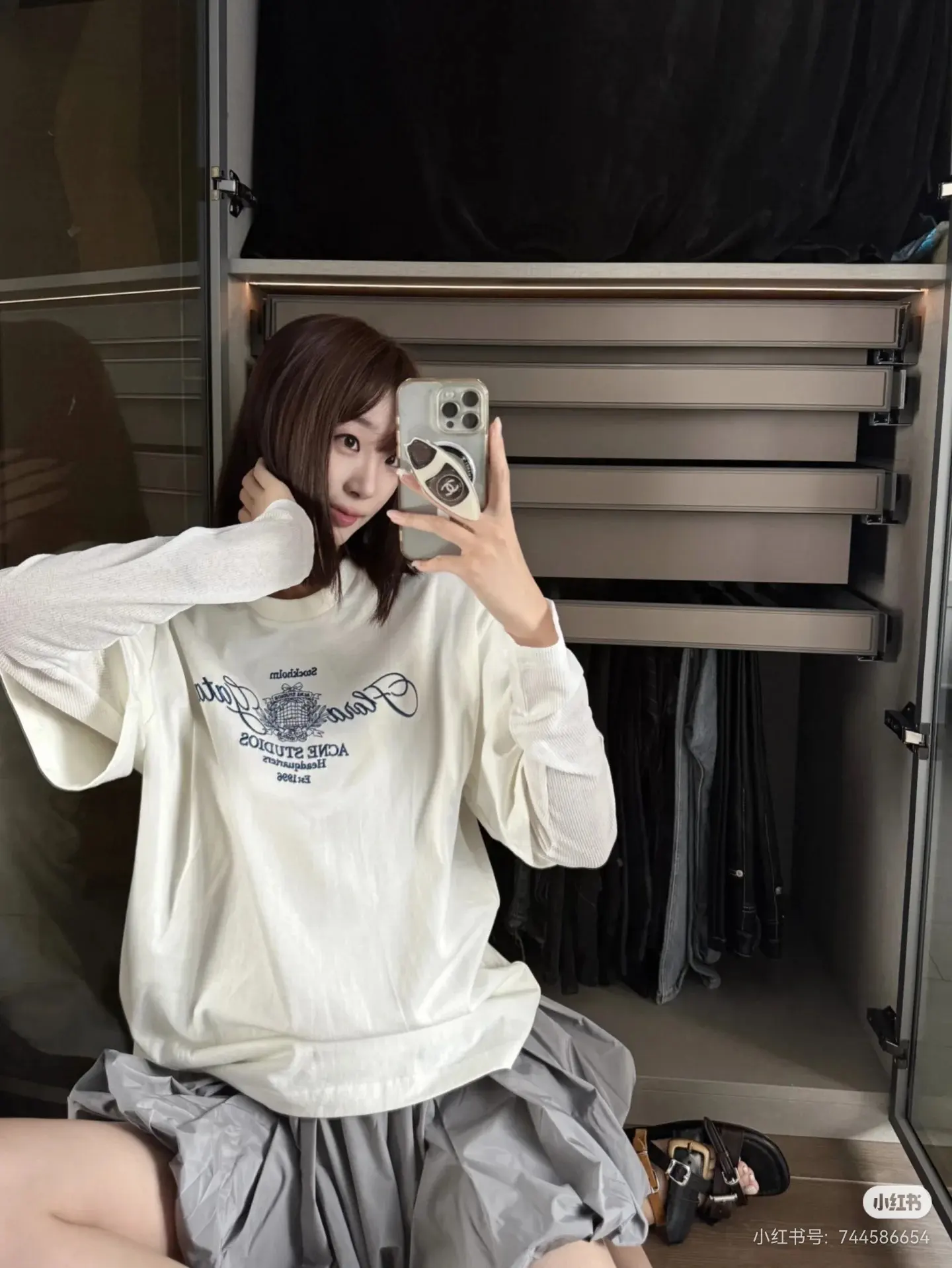 Layered Graphic Long-Sleeve T-Shirt D15522549