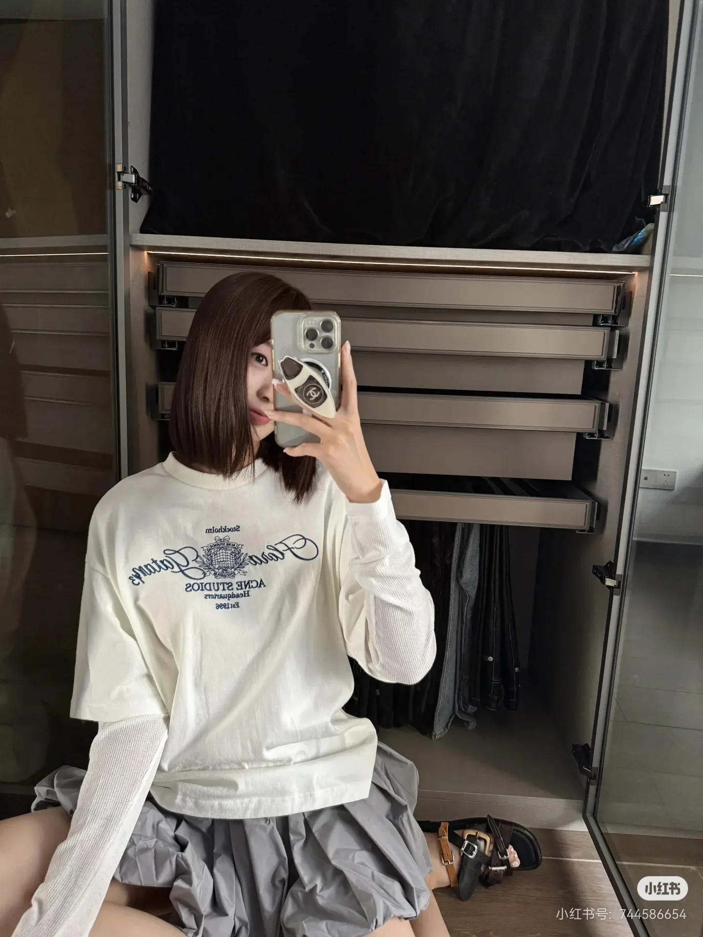 Layered Graphic Long-Sleeve T-Shirt D15522549 — view 3